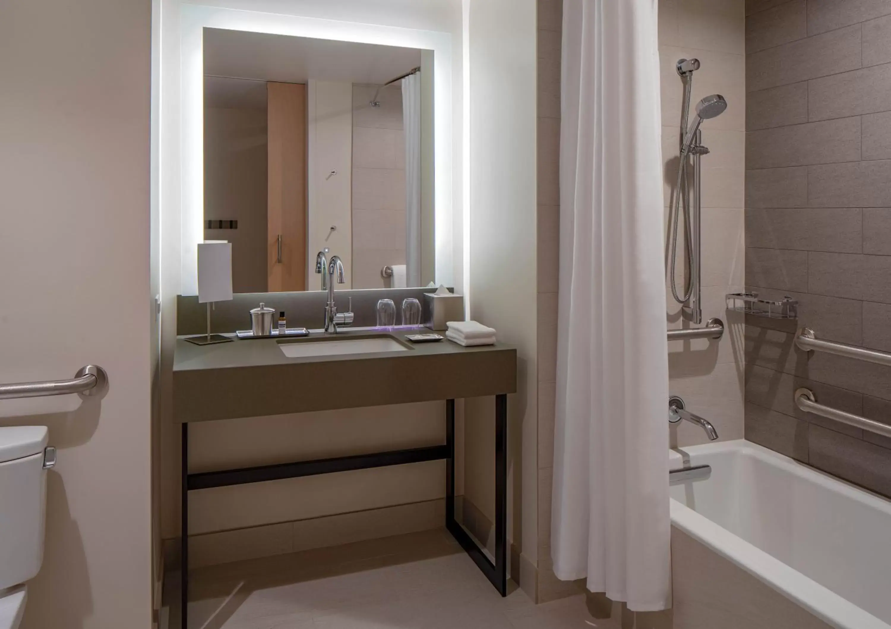 King Room with Accessible Tub - Disability Access in Hyatt Regency Seattle