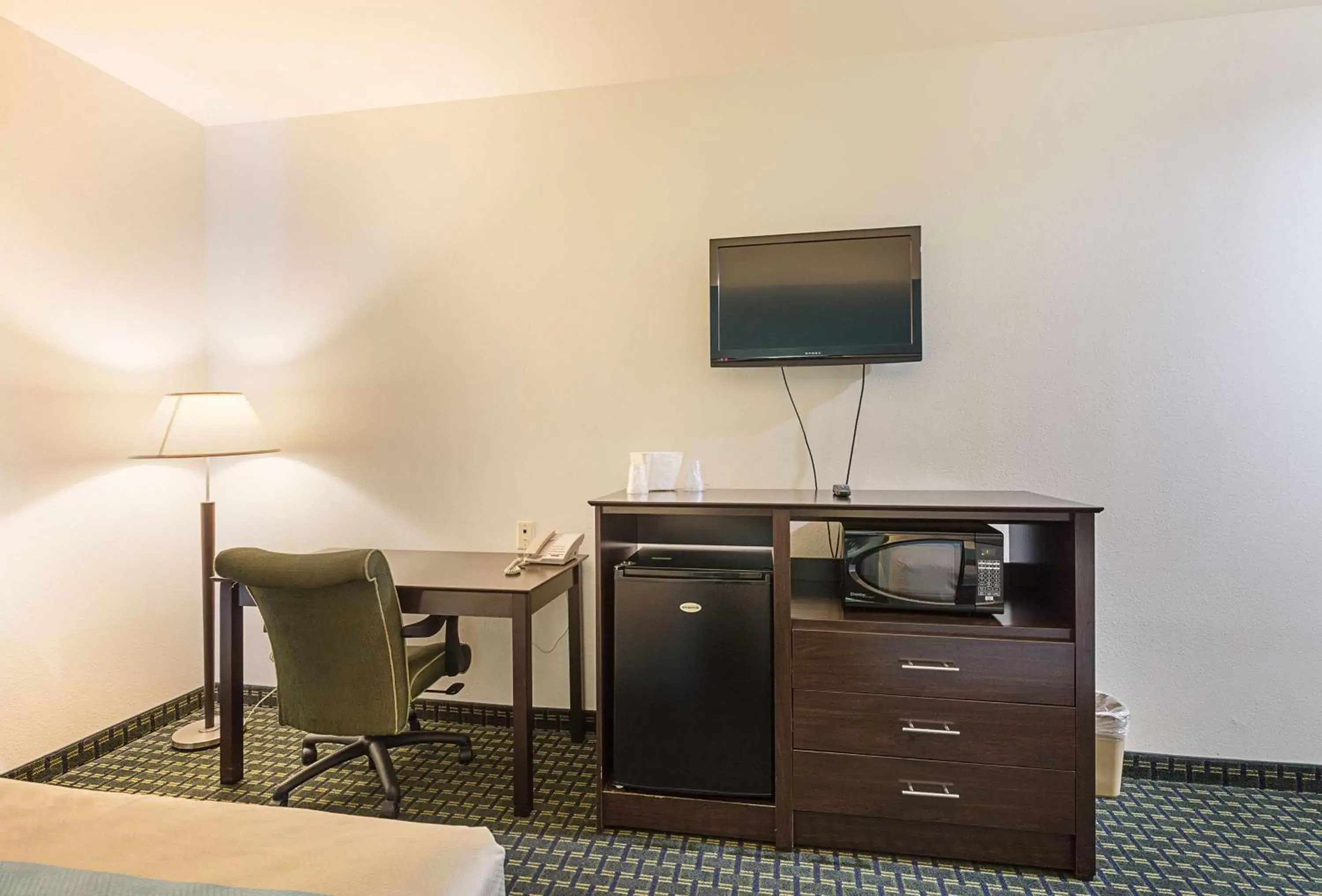 Photo of the whole room, TV/Entertainment Center in Budget Inn Ganado