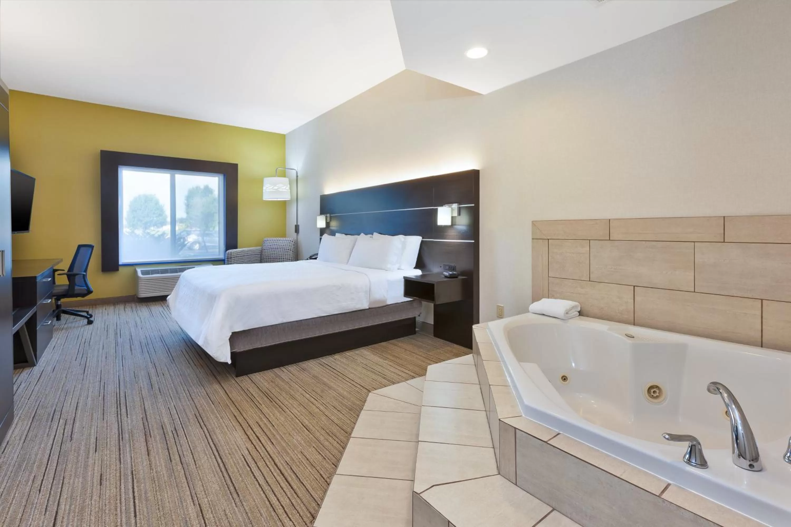 Photo of the whole room, Bed in Holiday Inn Express Hotel & Suites Cleveland-Richfield by IHG