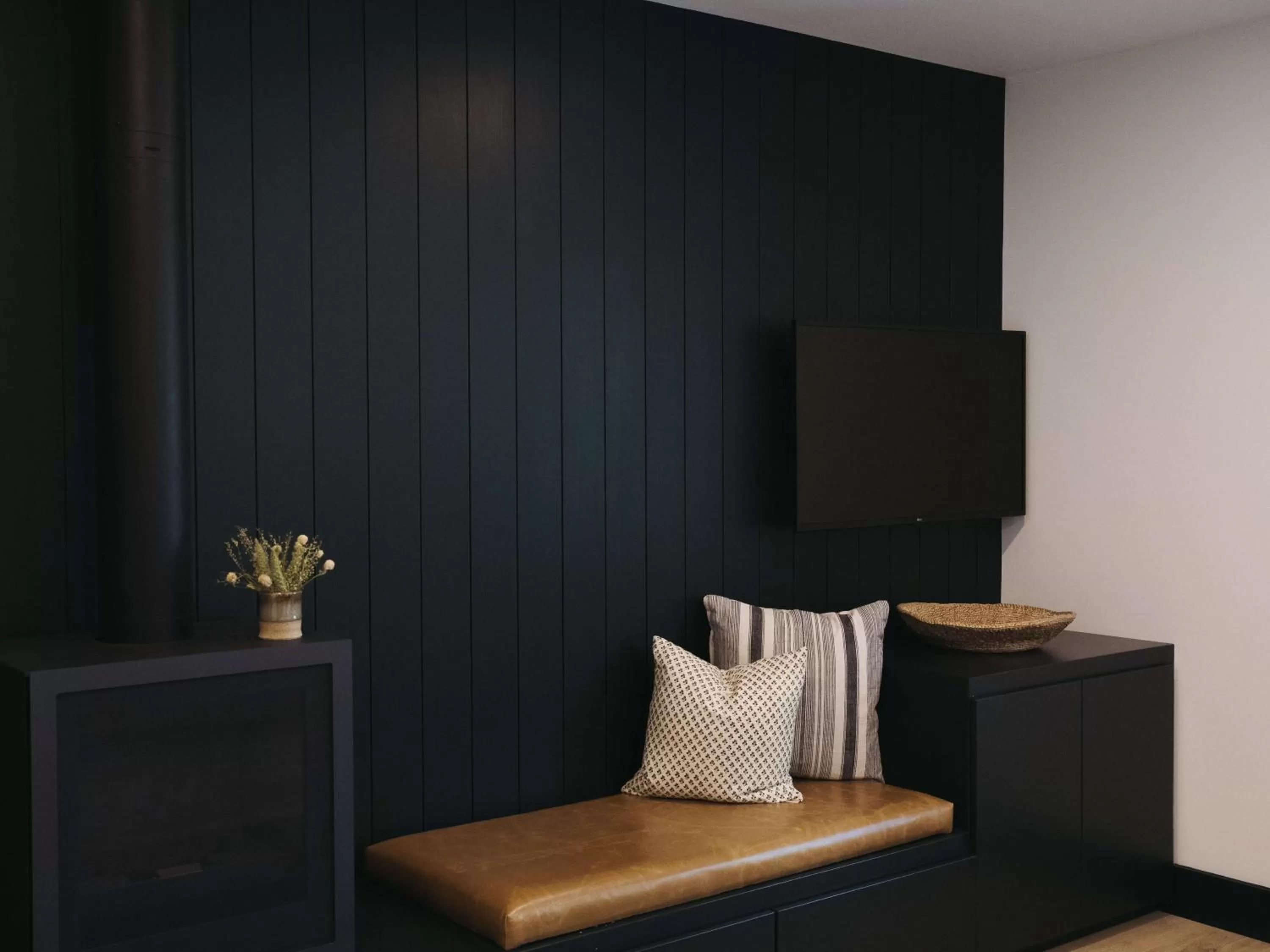 Seating area, TV/Entertainment Center in The Wildset