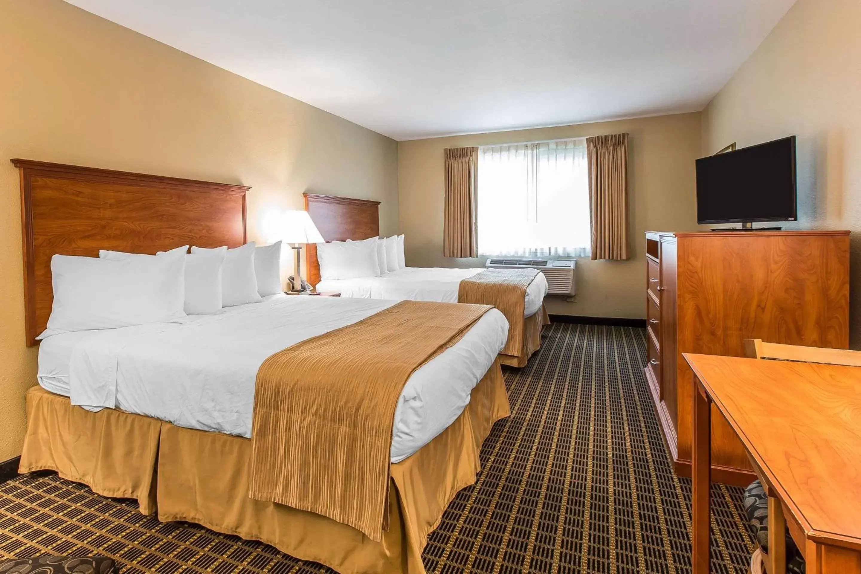 Photo of the whole room, Bed in Quality Inn & Suites On The River