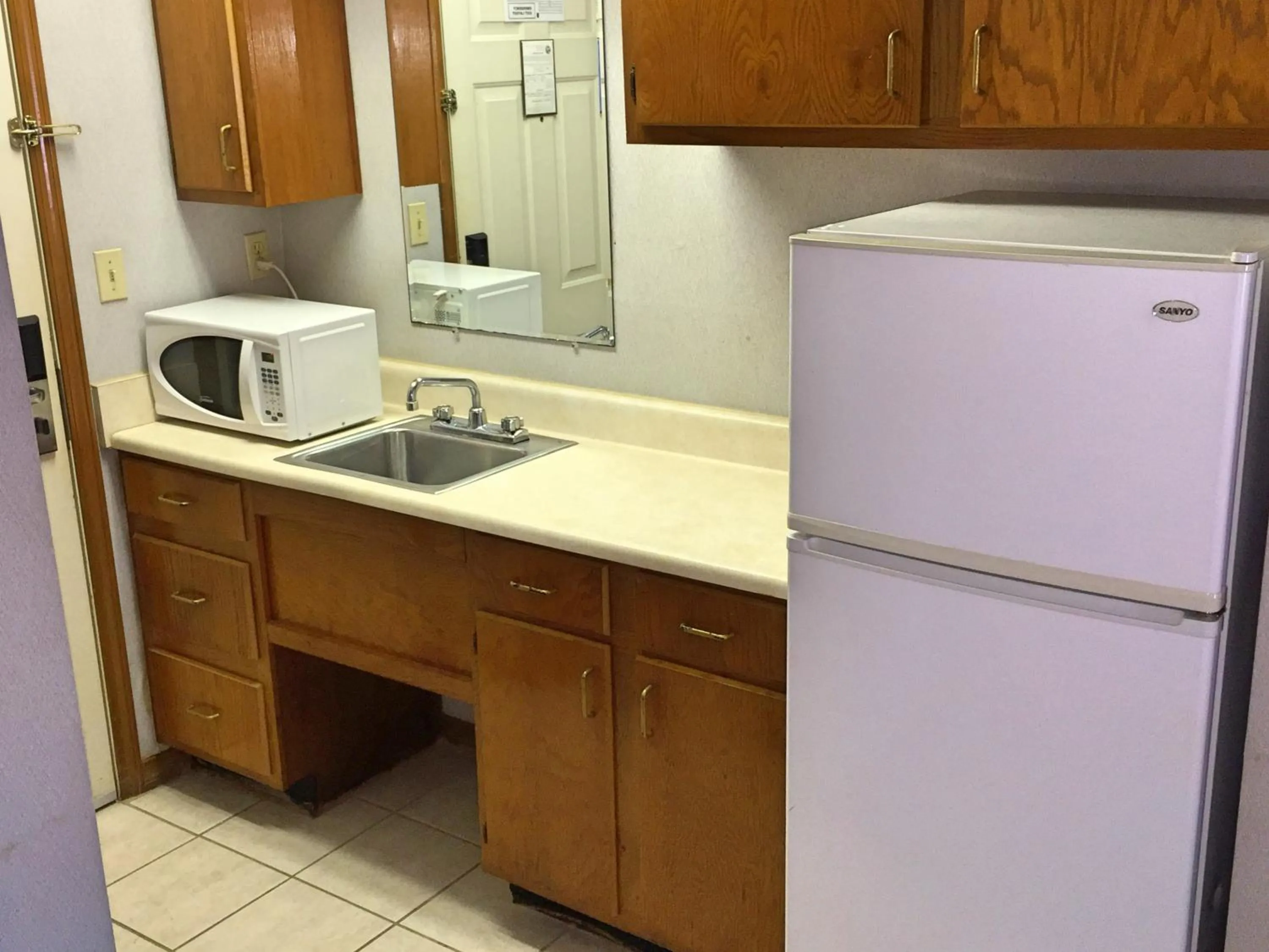 Kitchen or kitchenette in HOTEL DEL SOL - Pensacola