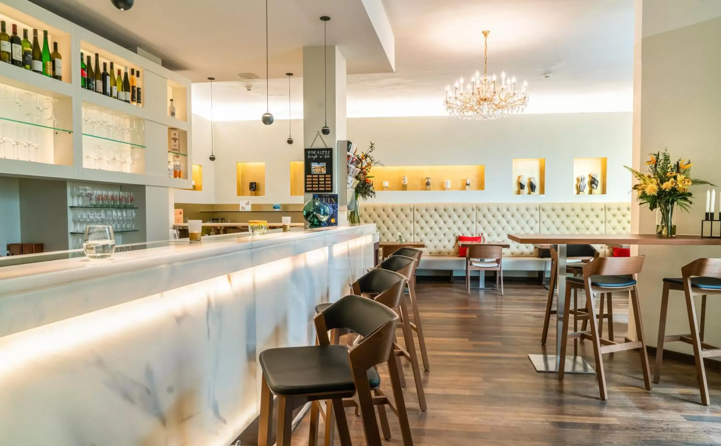 Lounge or bar in Hotel Rathaus - Wein & Design Lounge or bar in Hotel Rathaus - Wein & Design