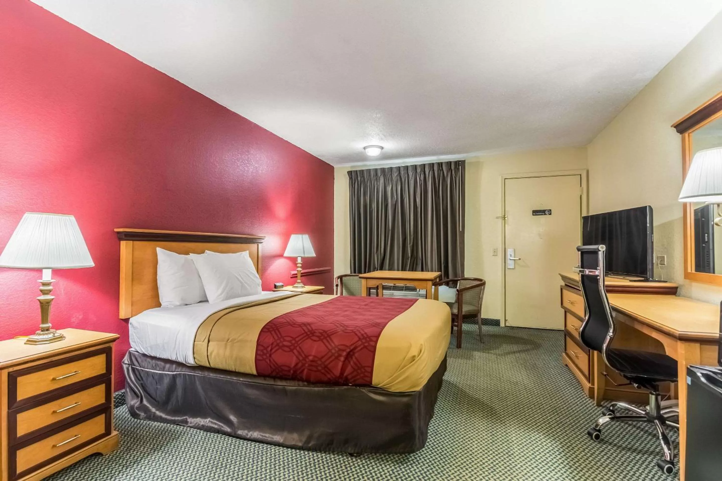 Photo of the whole room, Bed in Econo Lodge Whiteville