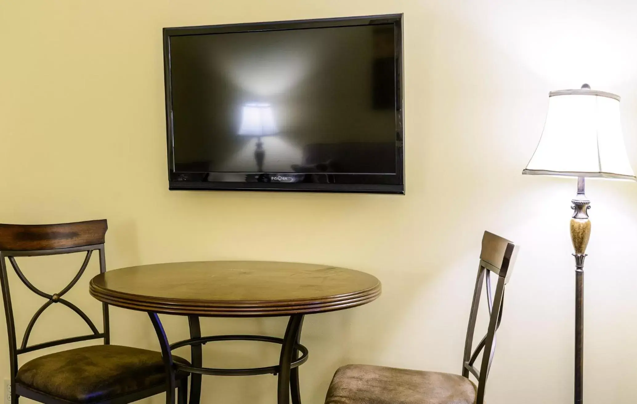 Living room, TV/Entertainment Center in Asbury Inn & Suites
