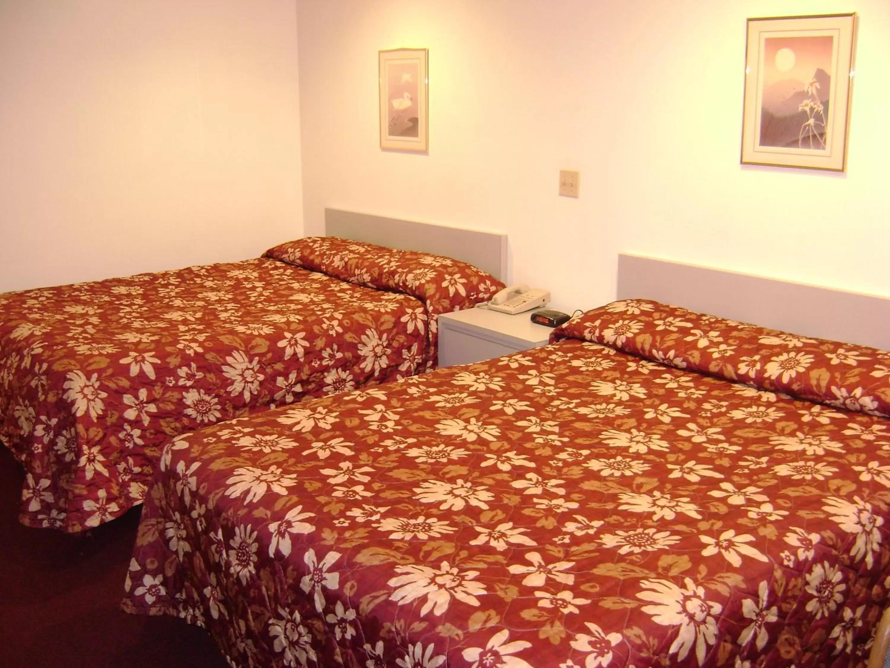 Bed in Edgewick Inn
