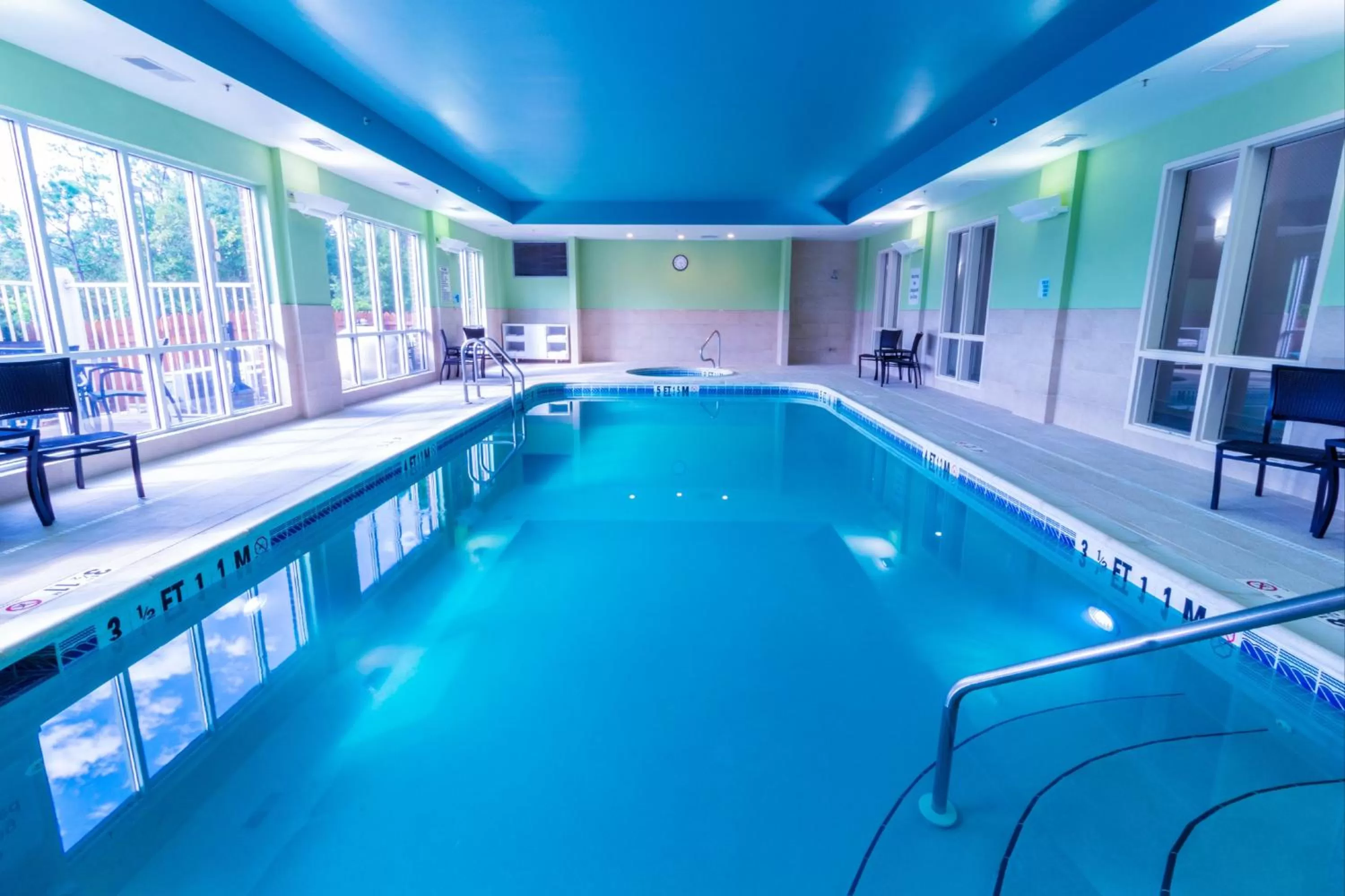 Swimming pool in Holiday Inn Express Hotel & Suites Crestview South I-10 by IHG