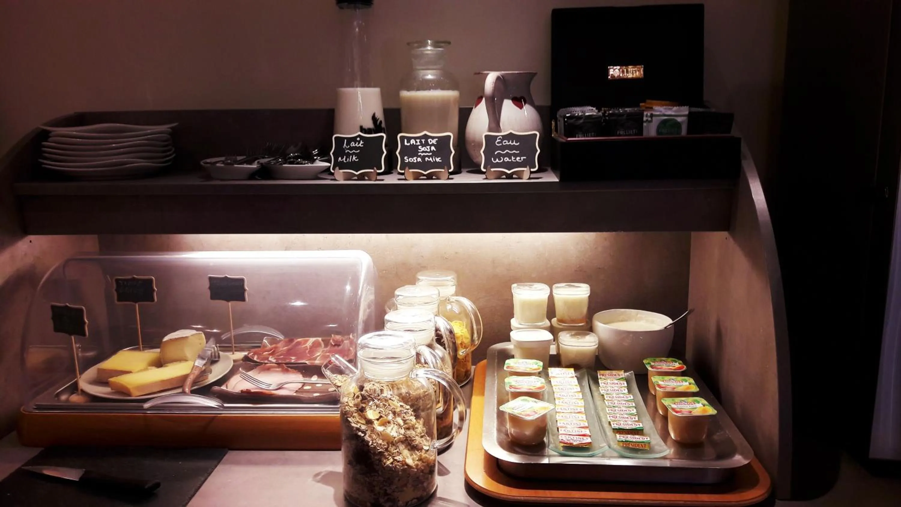 Continental breakfast in Auberge du Manoir