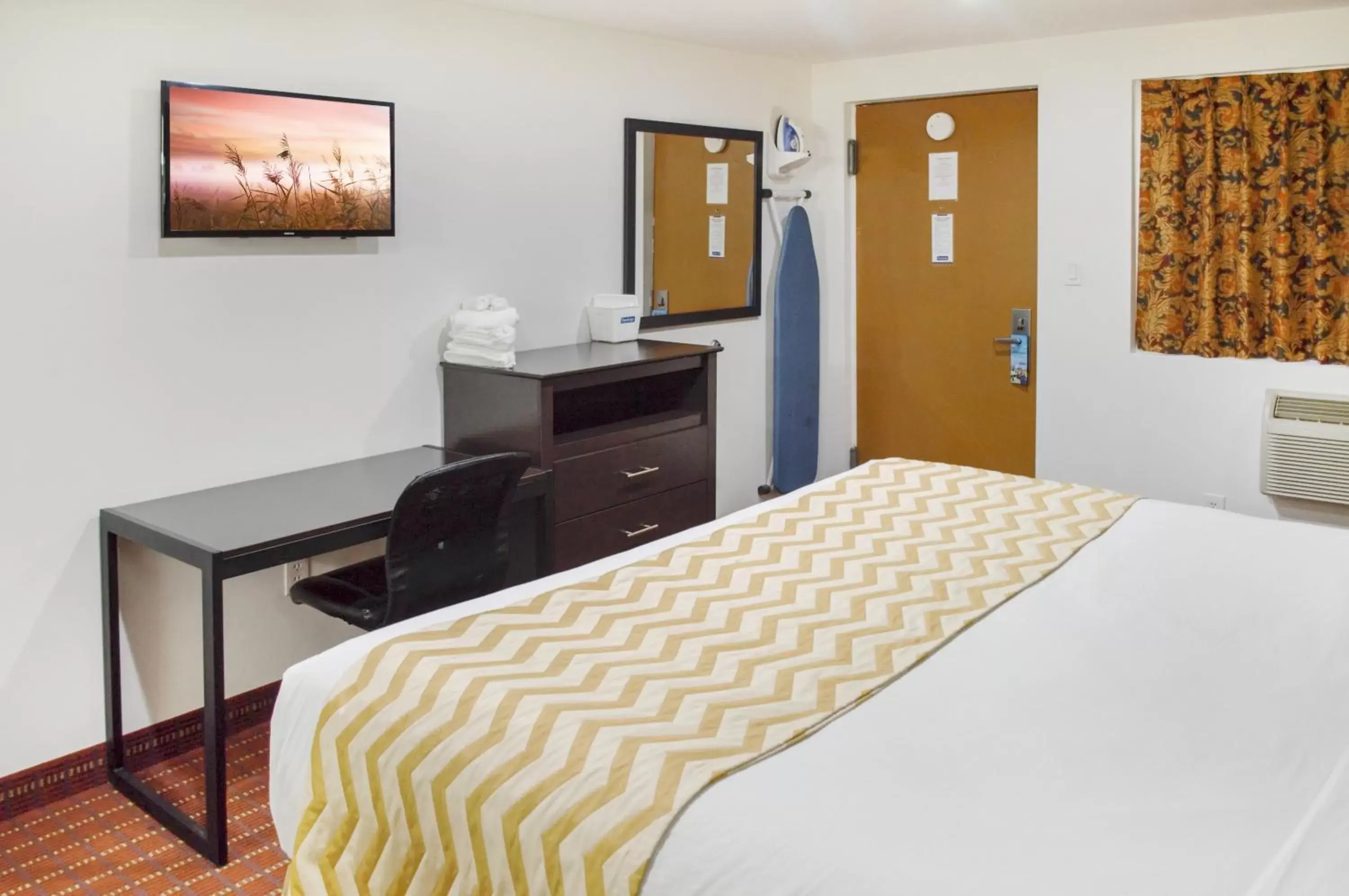 Communal lounge/ TV room, Bed in Travelodge by Wyndham Manhasset