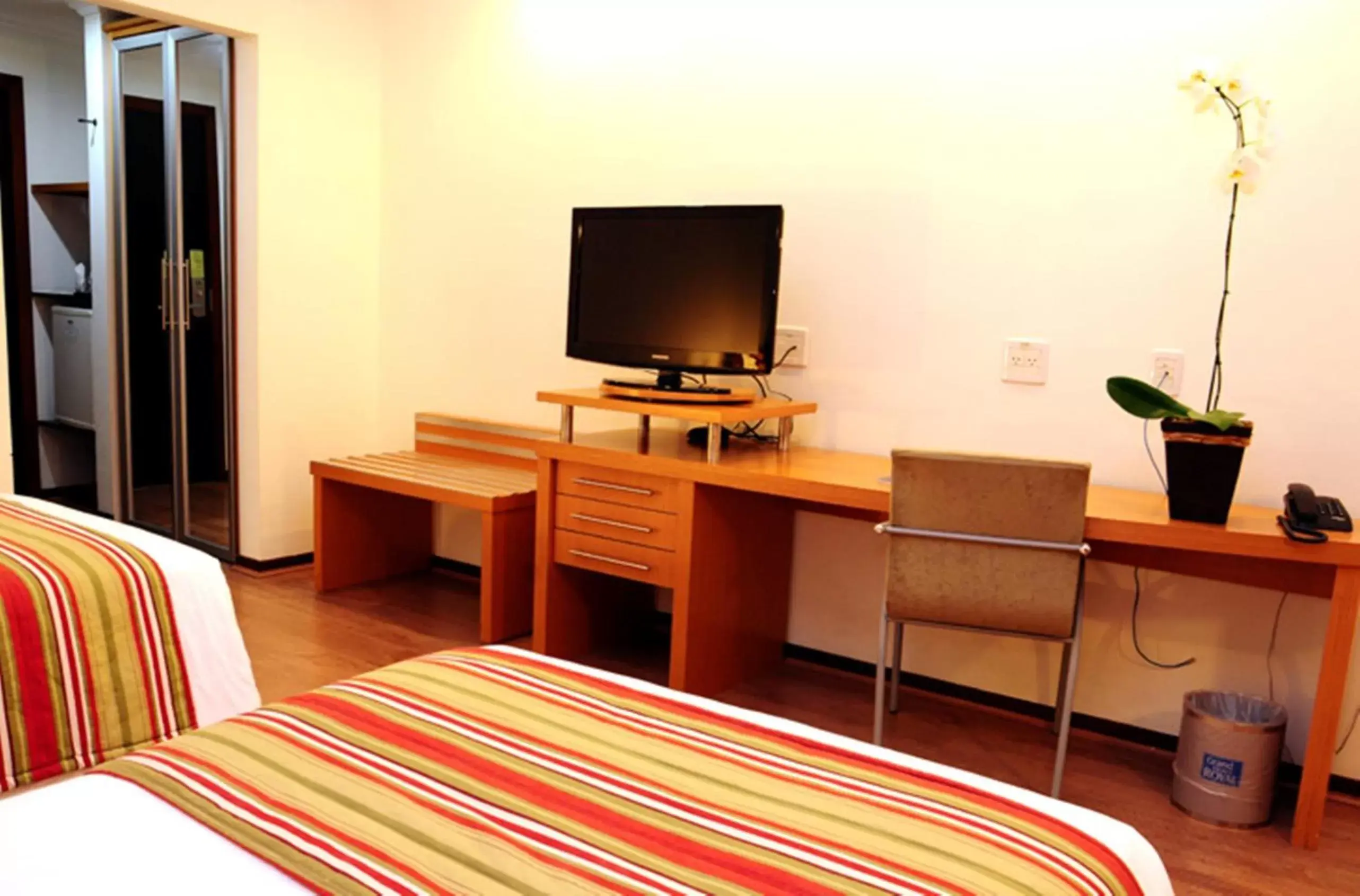 Bed, TV/Entertainment Center in Grand Hotel Royal Sorocaba by Atlantica