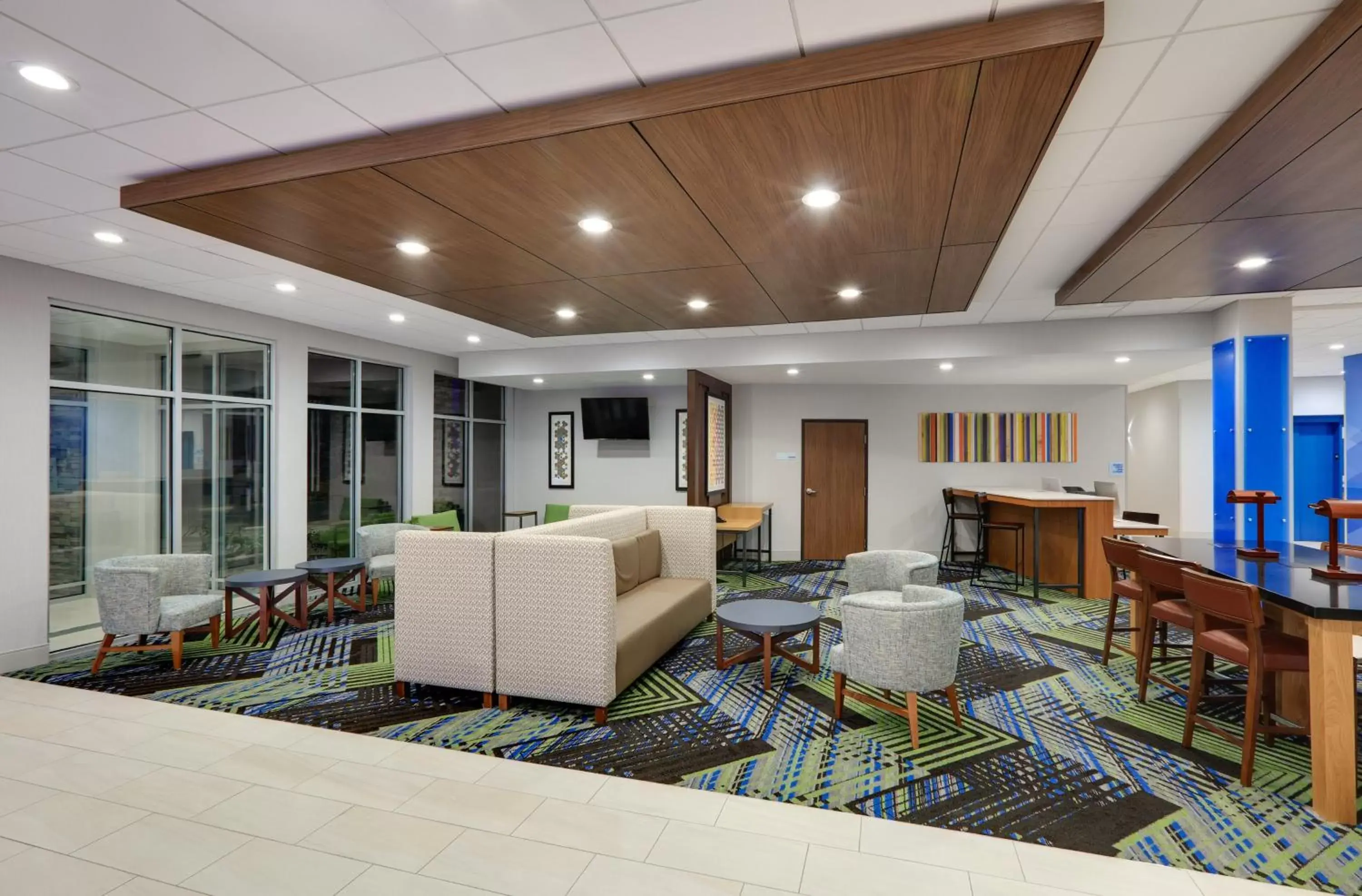 Property building, Lobby/Reception in Holiday Inn Express & Suites - Dallas NW HWY - Love Field, an IHG Hotel