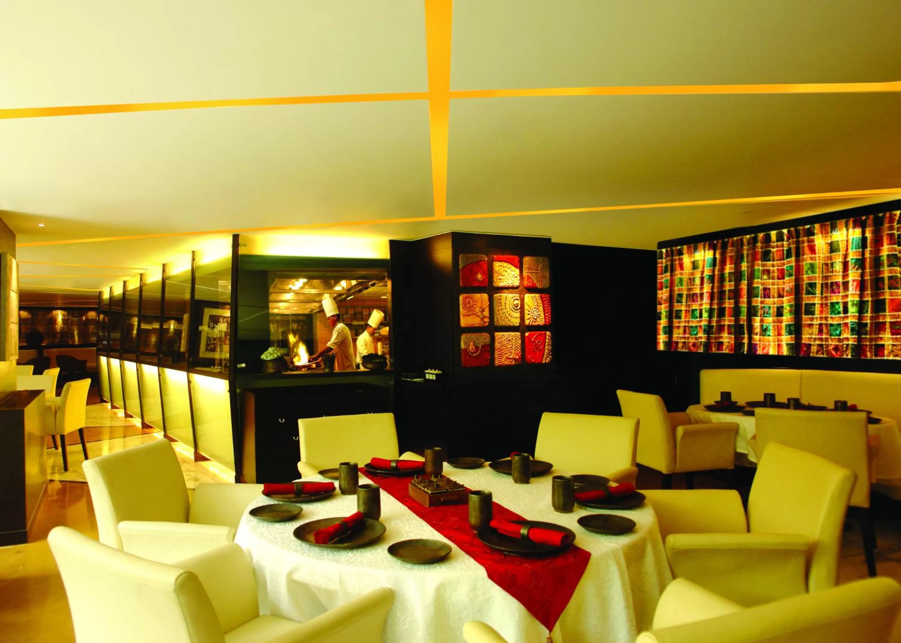 Restaurant/places to eat in Hotel Sahara Star