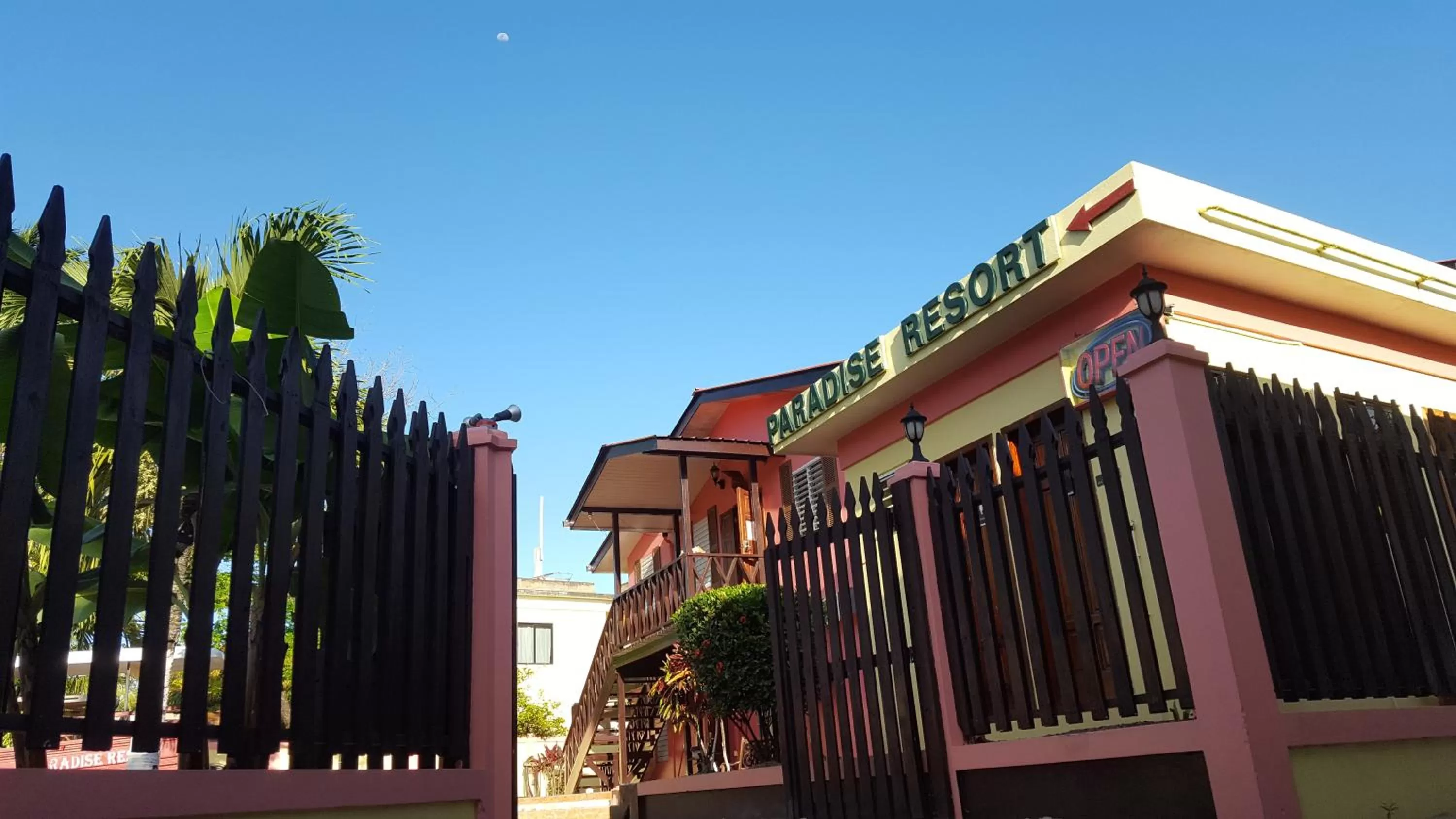 Facade/entrance in Alan's Paradise Hotel