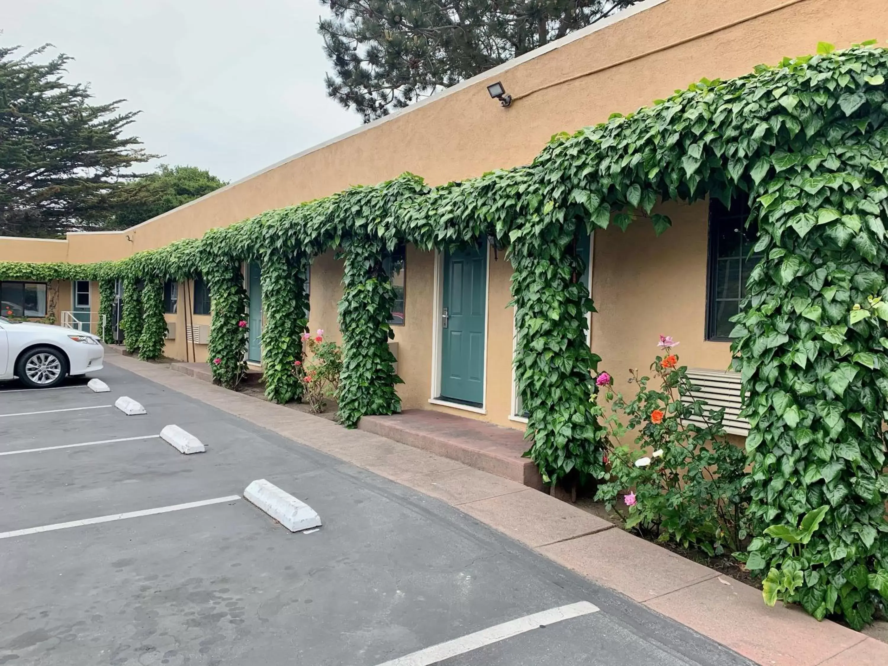 Property building in Monterey Oceanside Inn Property building in Monterey Oceanside Inn