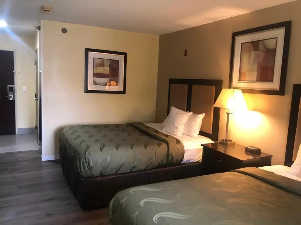 Bed in Quality Inn & Suites Woodstock near Lake Geneva
