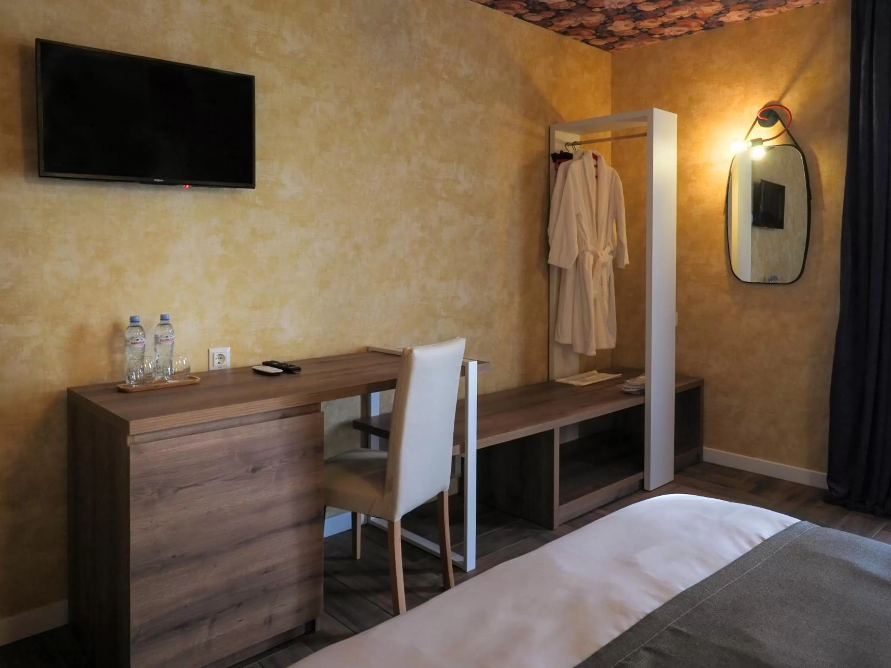 Bed, TV/Entertainment Center in Hotel BaniHills Tbilisi