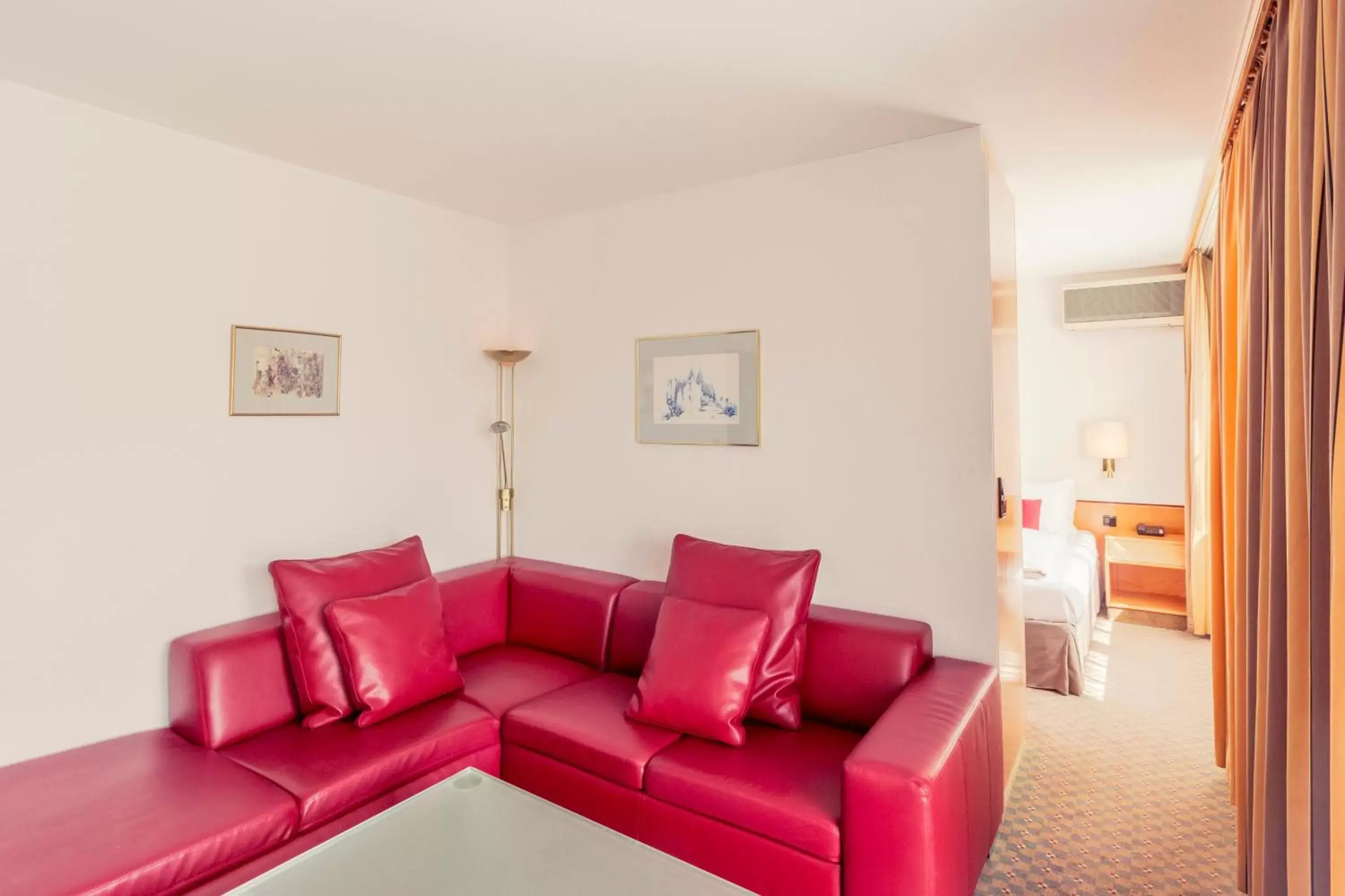 Photo of the whole room, Seating Area in Mercure Hotel Köln City Friesenstraße