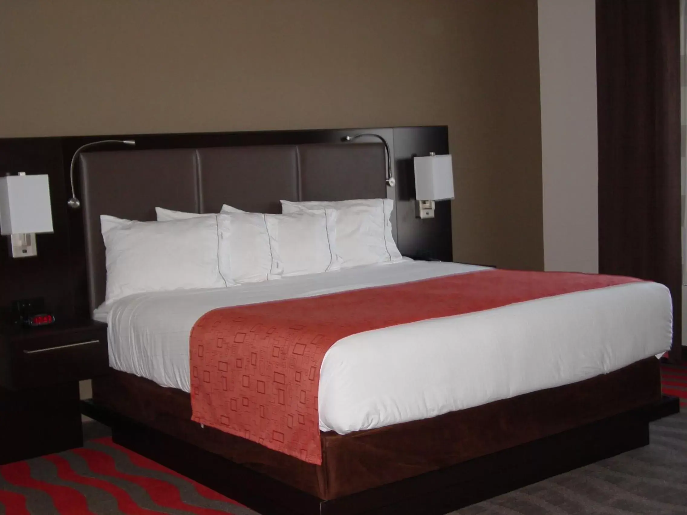 Bed in Holiday Inn Express Hotels & Suites Rockingham West, an IHG Hotel