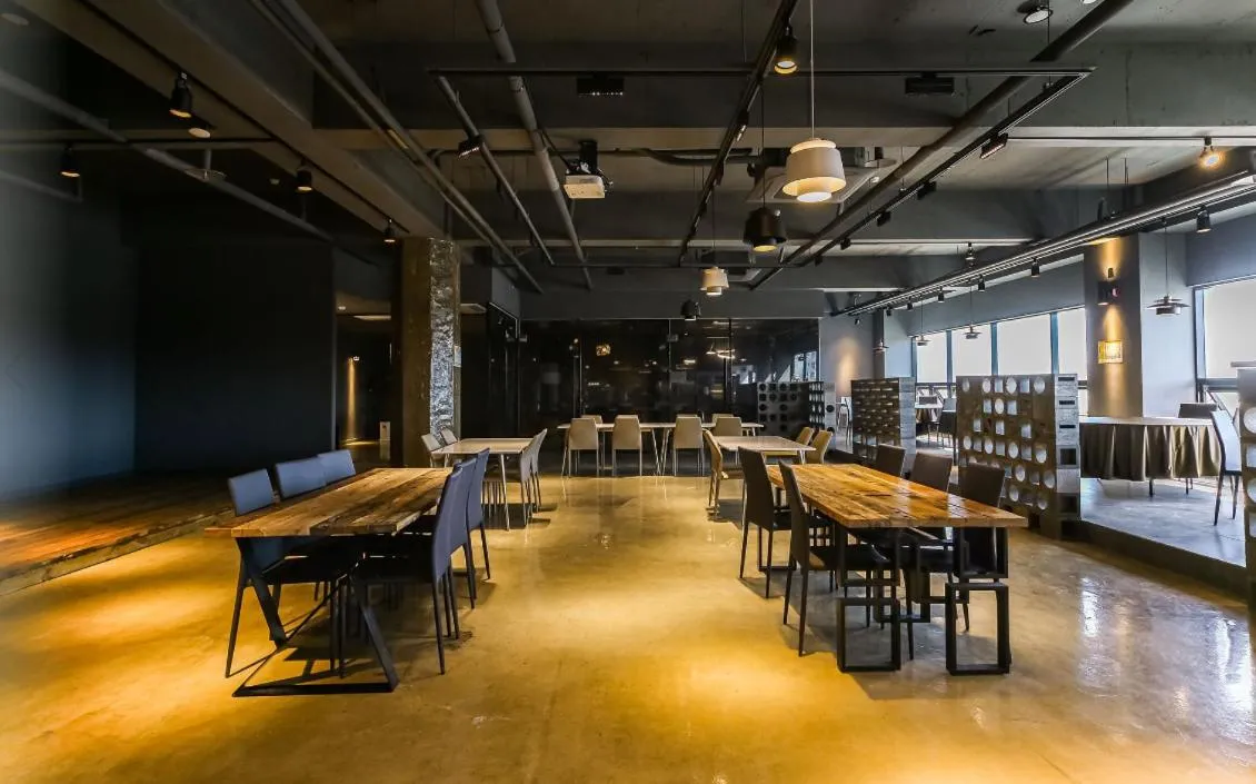 Restaurant/places to eat in CM Park Hotel