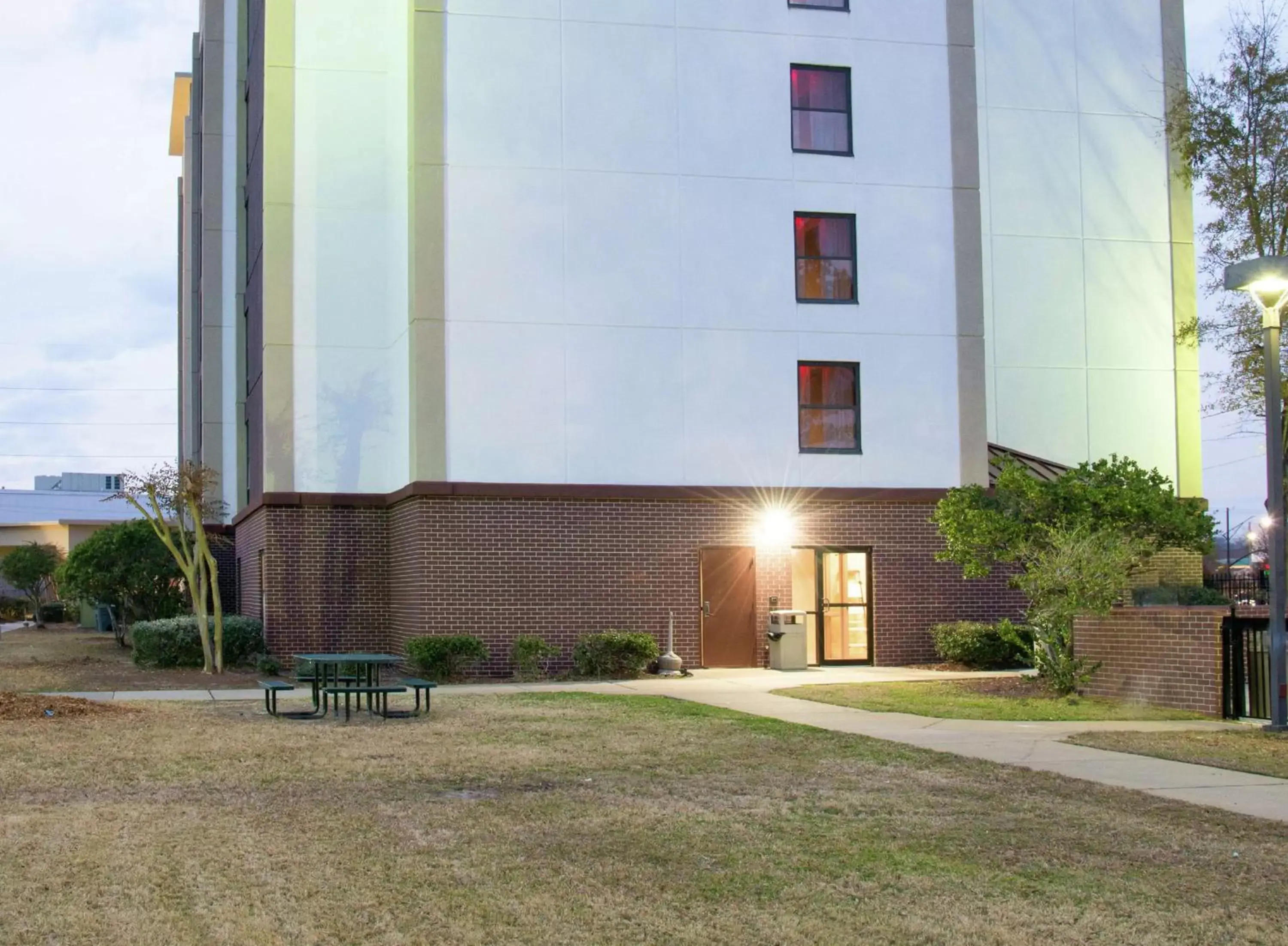 Property Building in Hampton Inn & Suites Jackson Coliseum