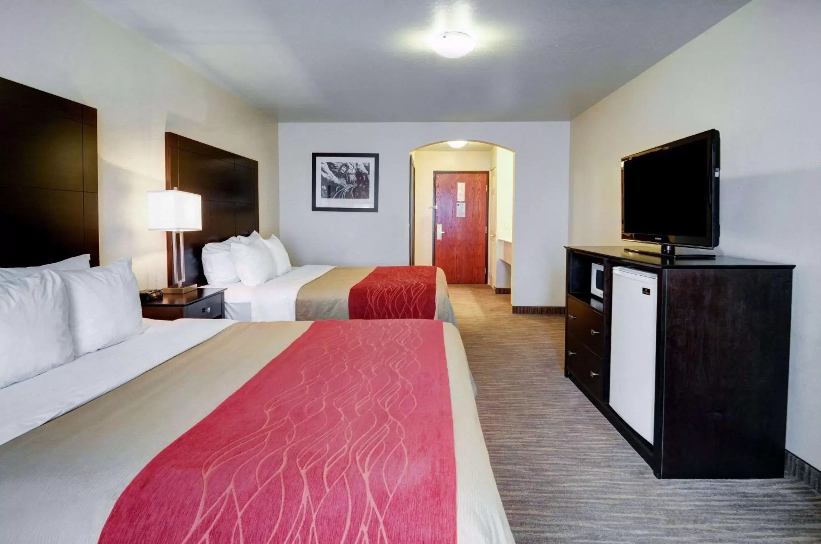 Photo of the whole room, Bed in Comfort Inn and Suites Medical West