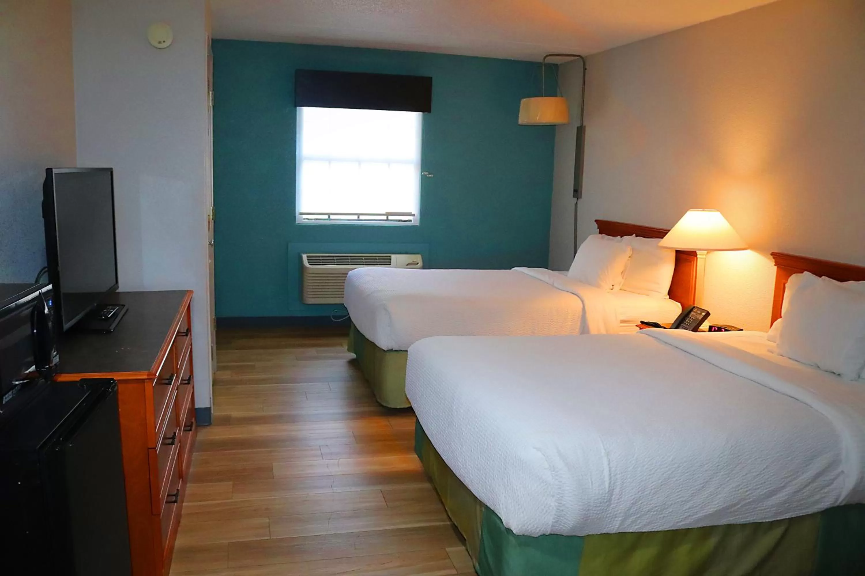 Photo of the whole room, Bed in La Quinta Inn by Wyndham Columbus Airport Area