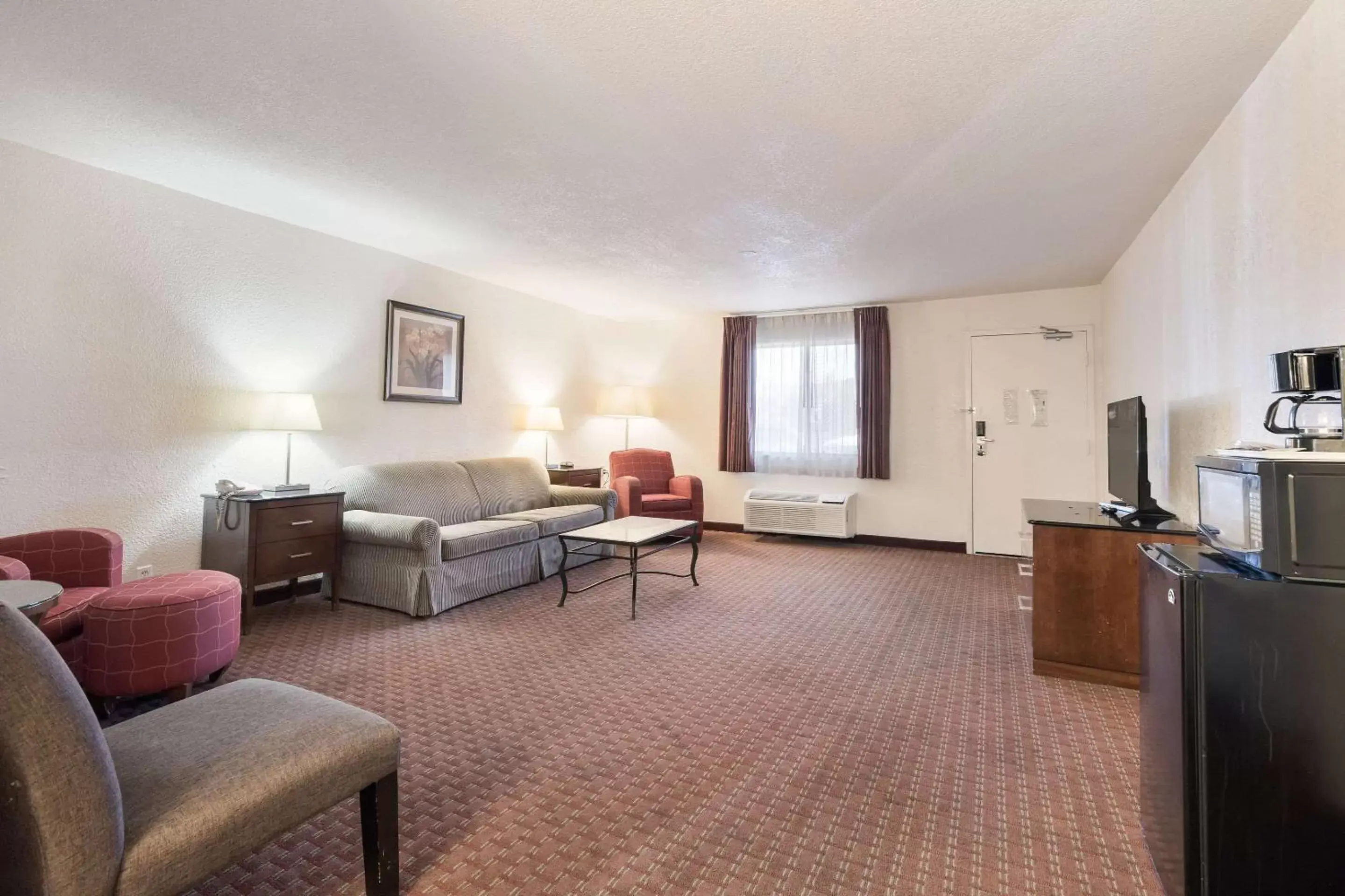 Photo of the whole room, Seating Area in Quality Inn & Suites Lake Havasu City