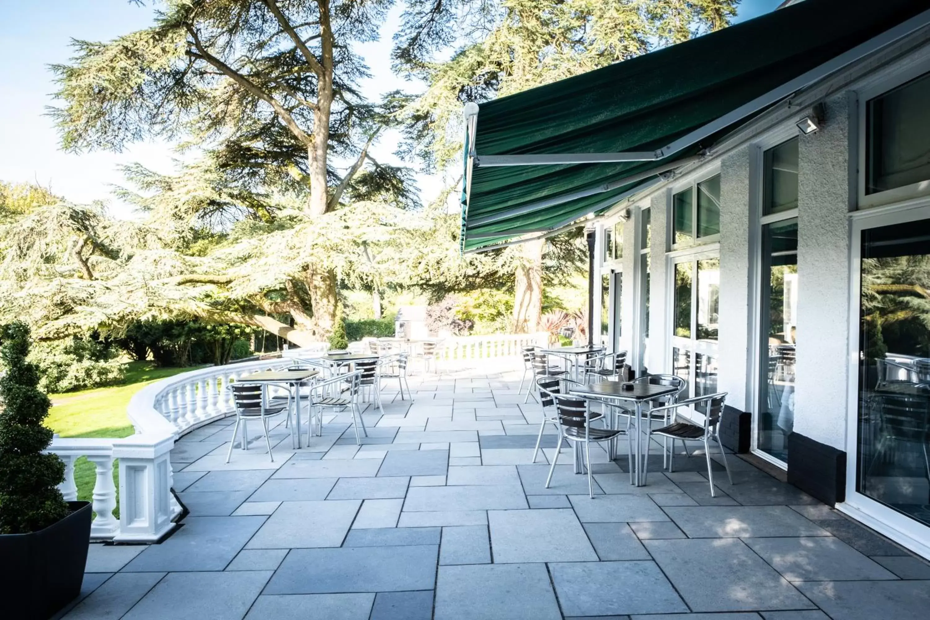 Patio, Restaurant/Places to Eat in Manor Parc Hotel