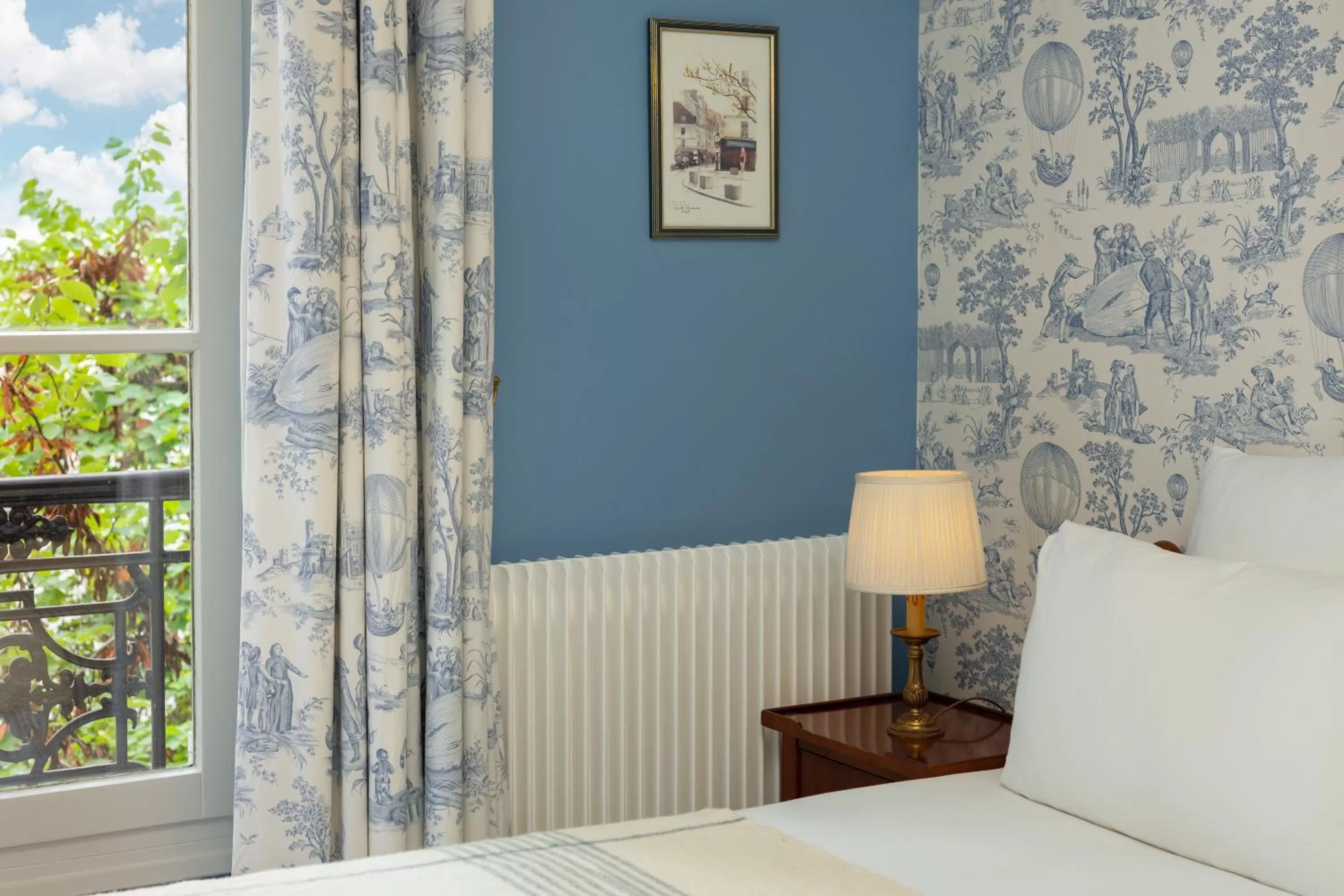 Bed in Hotel des Grandes Ecoles