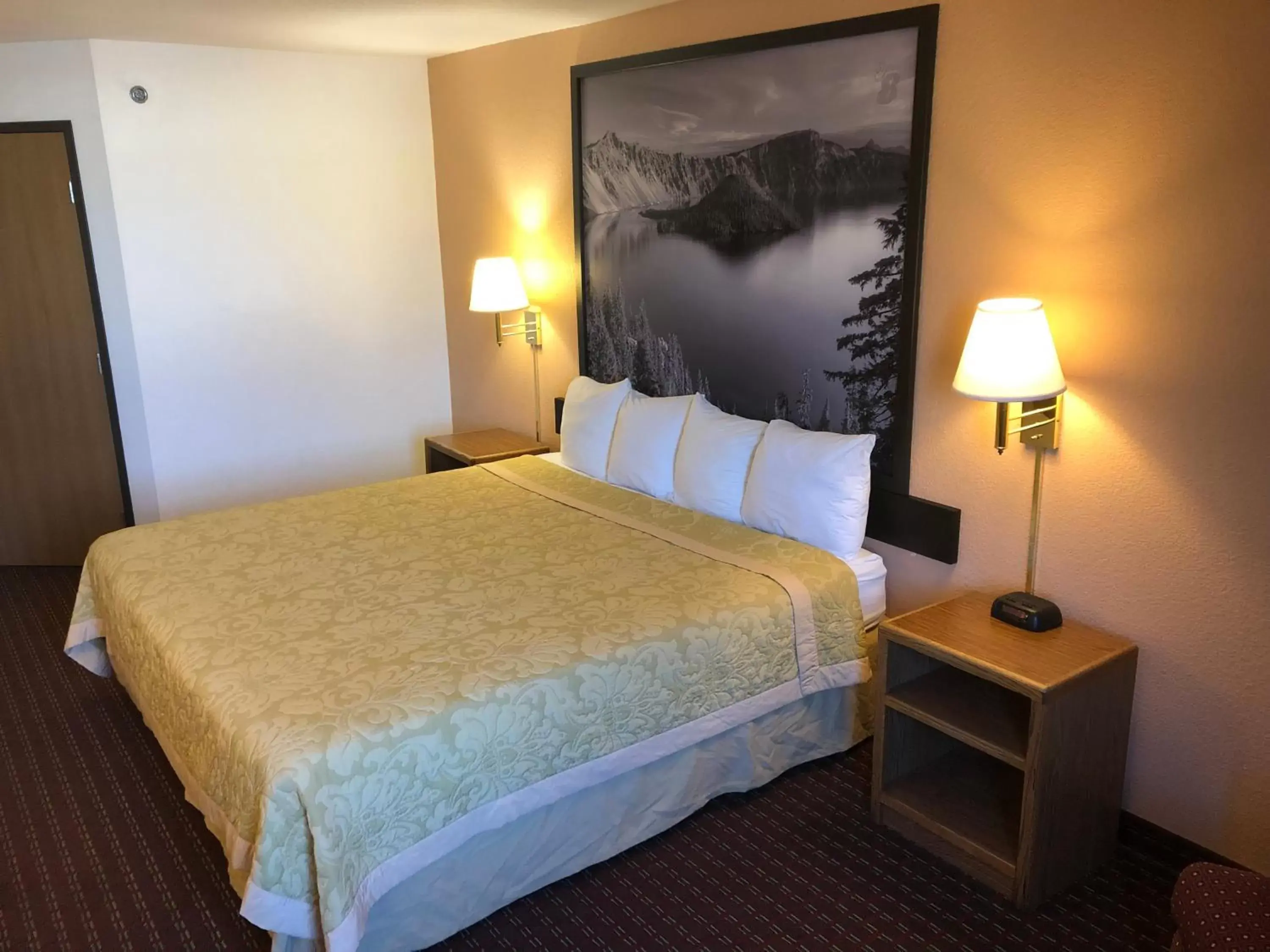 Bedroom, Bed in Super 8 by Wyndham The Dalles OR