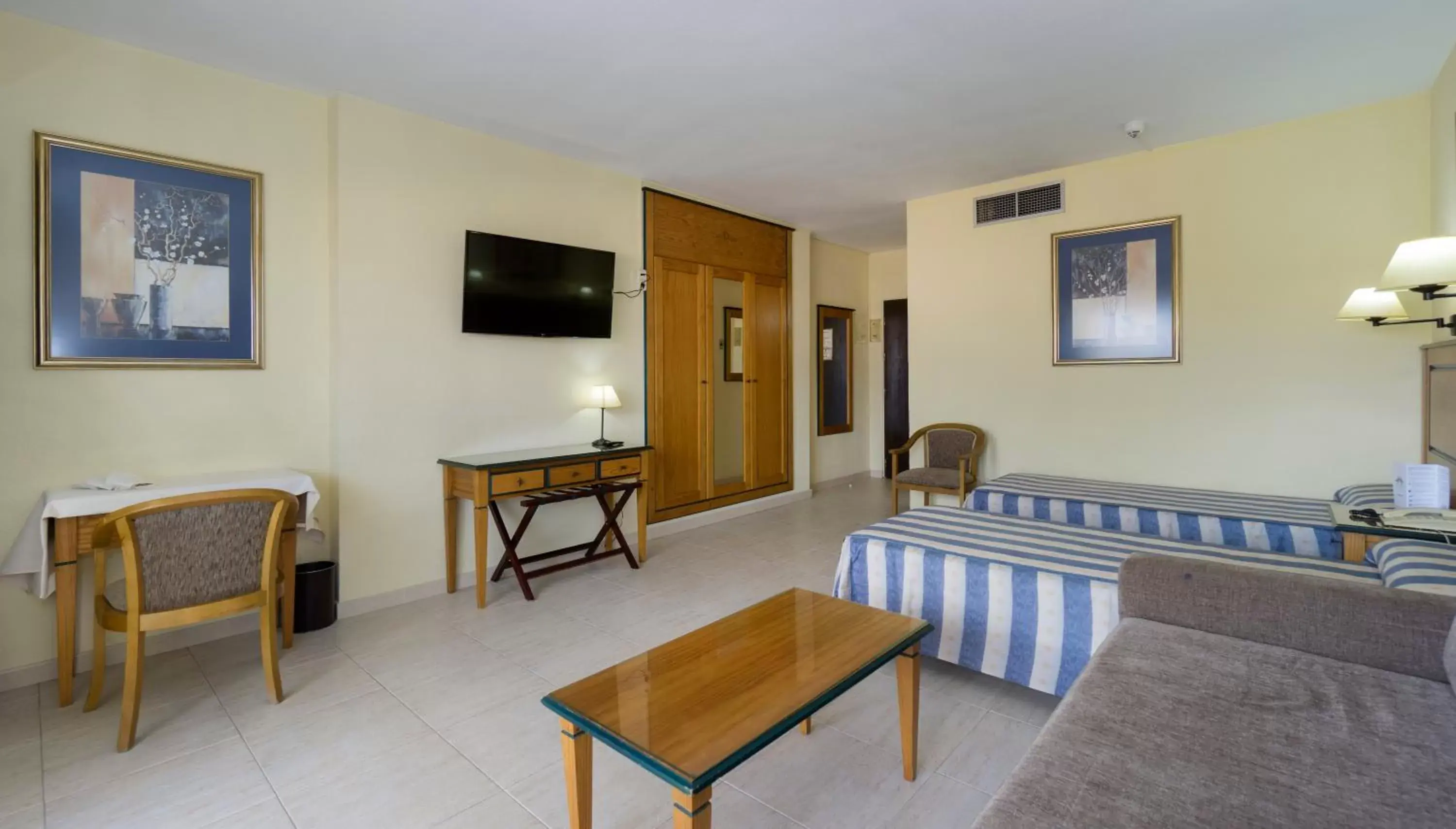 TV and multimedia, Seating Area in Hotel Apartamentos Pyr Fuengirola