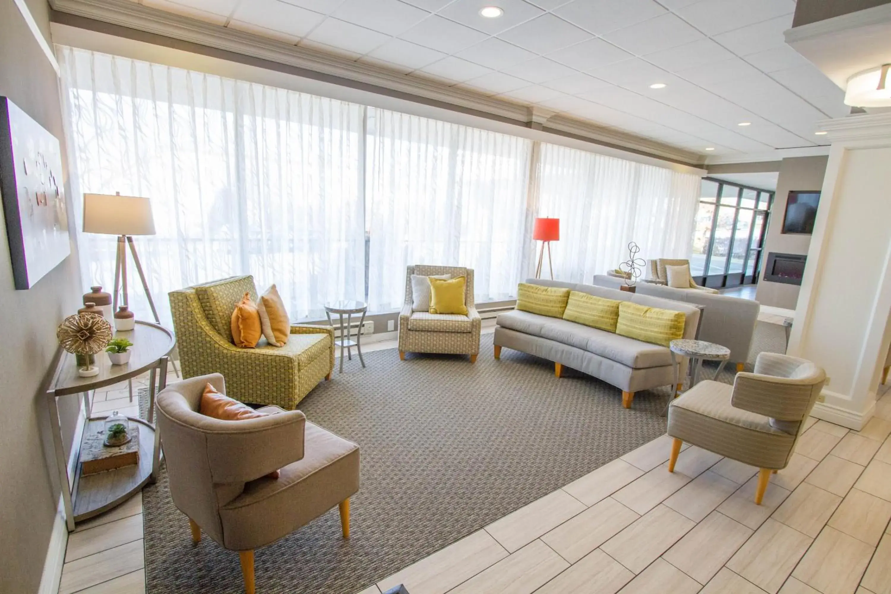 Property building, Seating Area in Holiday Inn Bloomington Airport South- Mall Area