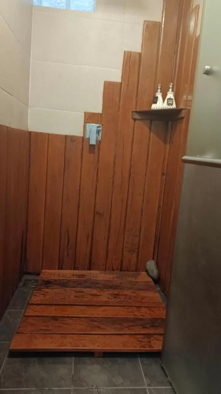 Shower in Maison Model d'Angkor