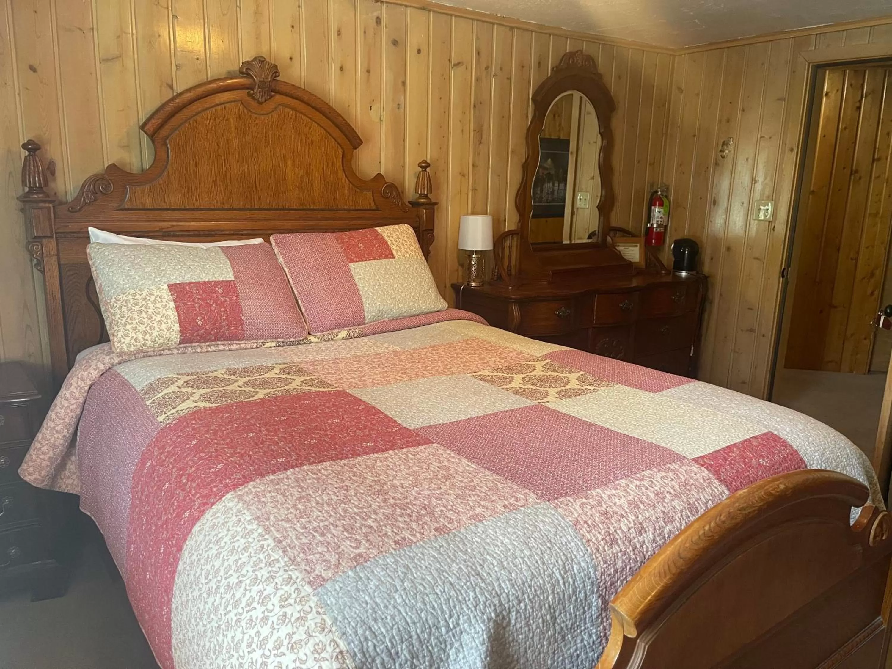 Bed in Silver Fork Lodge & Restaurant