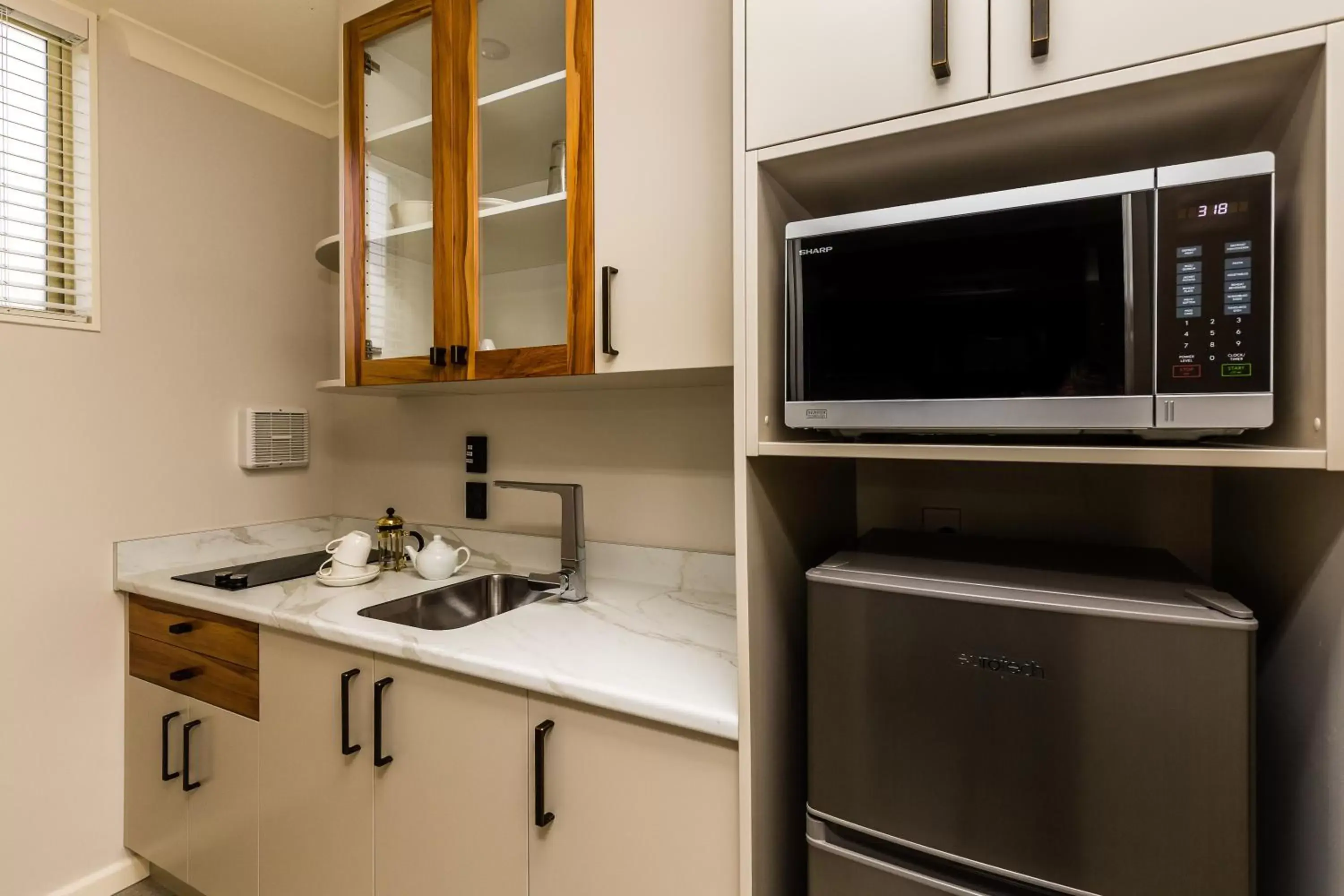 Kitchen/Kitchenette in Pebble Beach Motor Inn