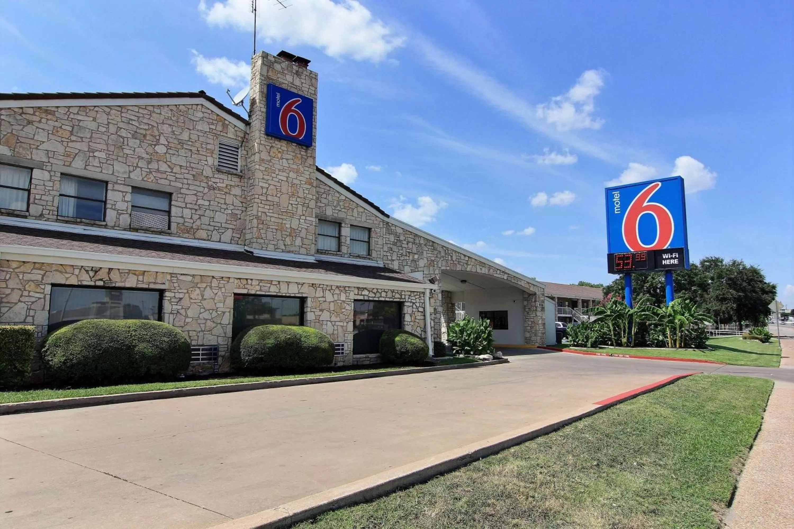 Property building in Motel 6 Austin, TX - Central Downtown UT