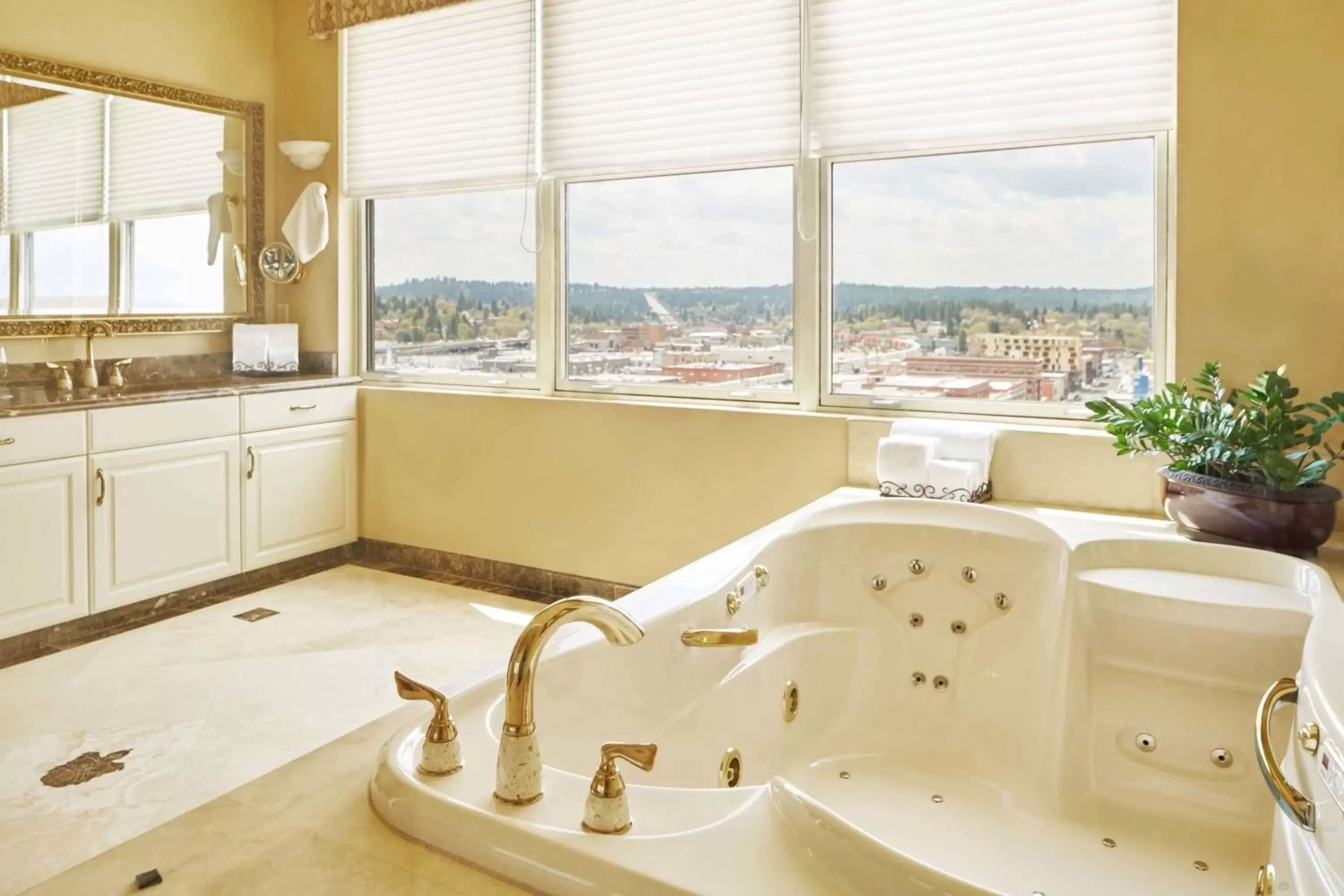 Bathroom in The Historic Davenport, Autograph Collection