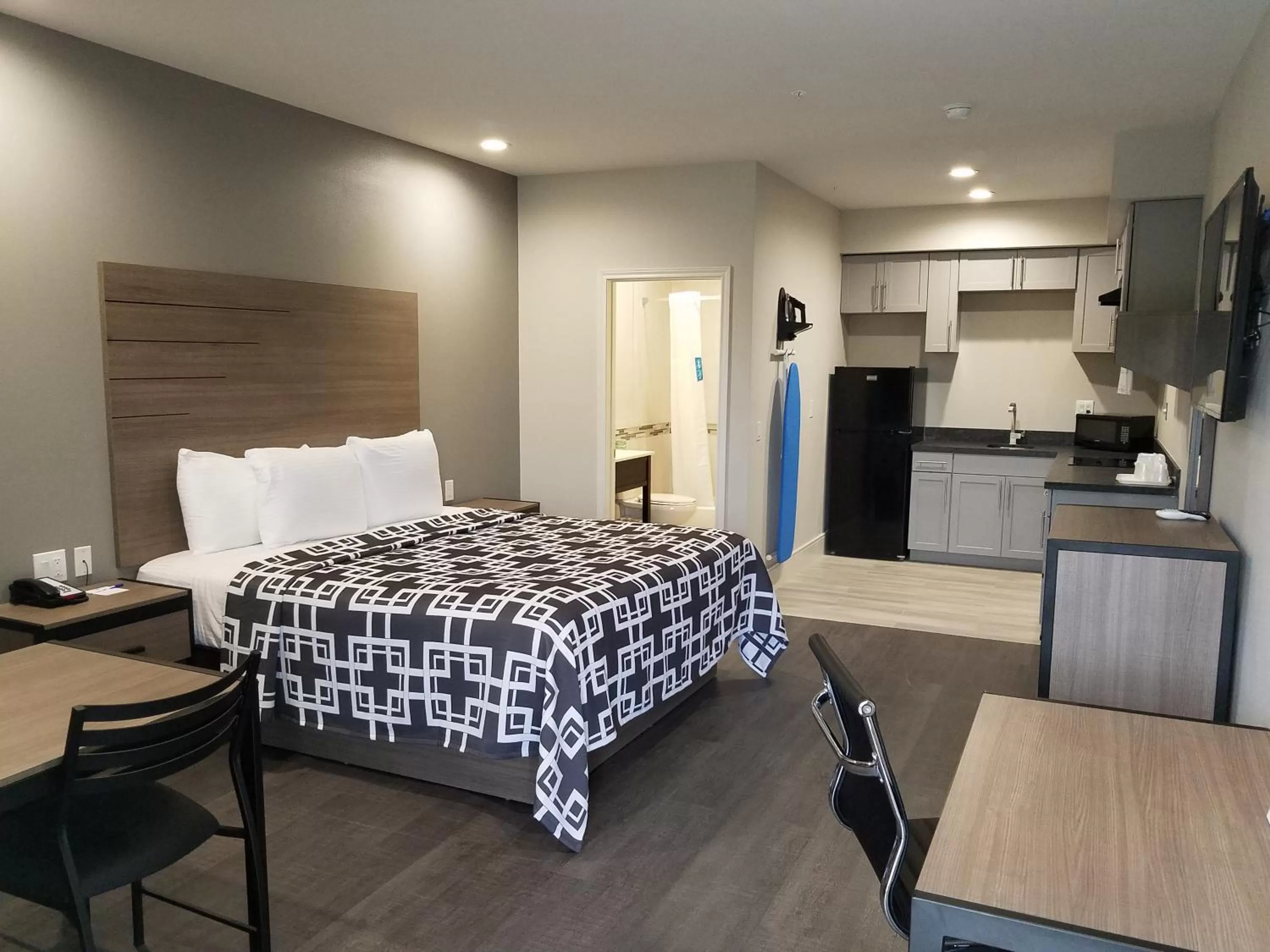 Photo of the whole room, Bed in Palace Inn Blue Tomball Parkway