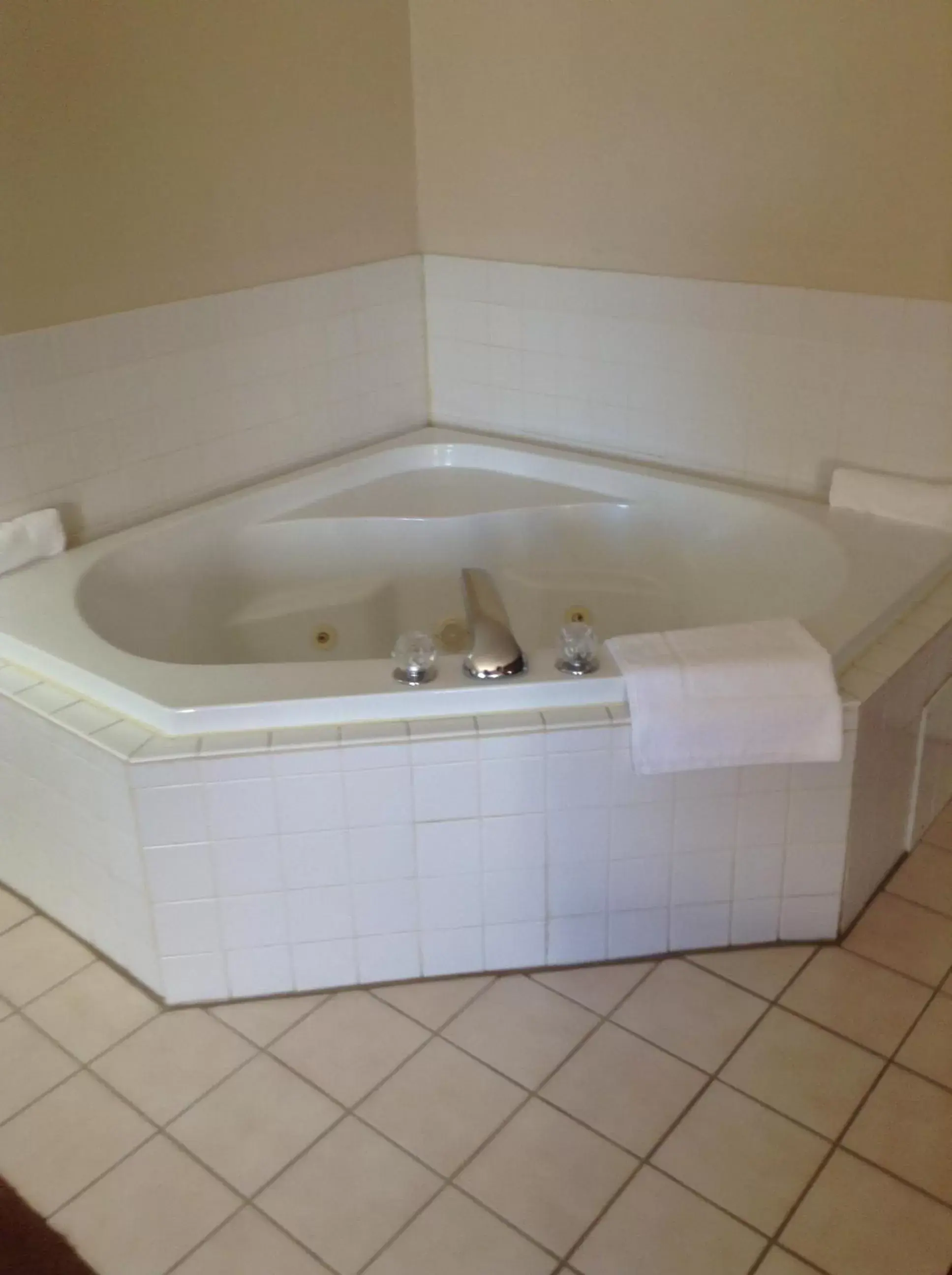 Hot Tub, Bathroom in Super 8 by Wyndham Mason City