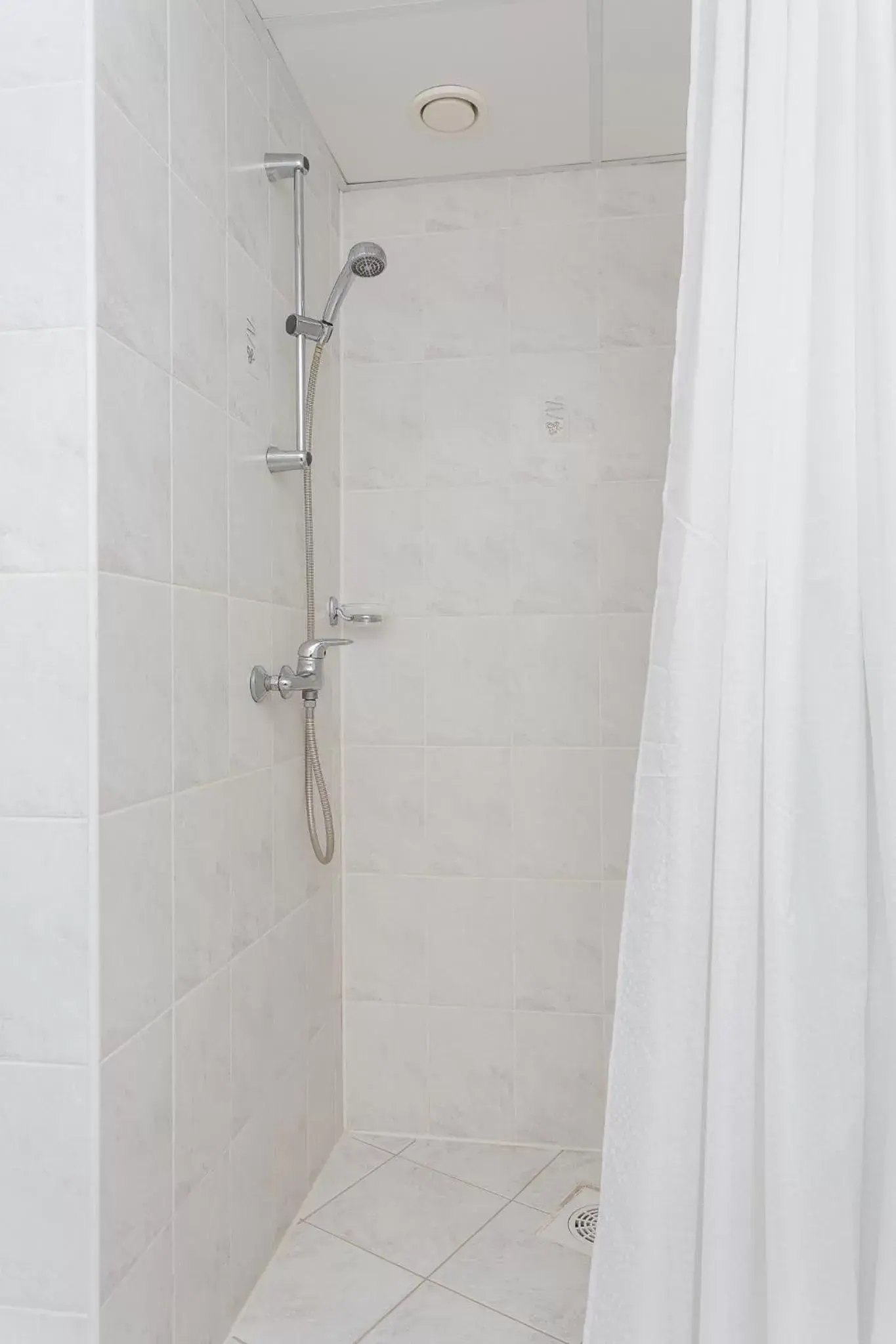 Shower, Bathroom in Hotel Dzingel