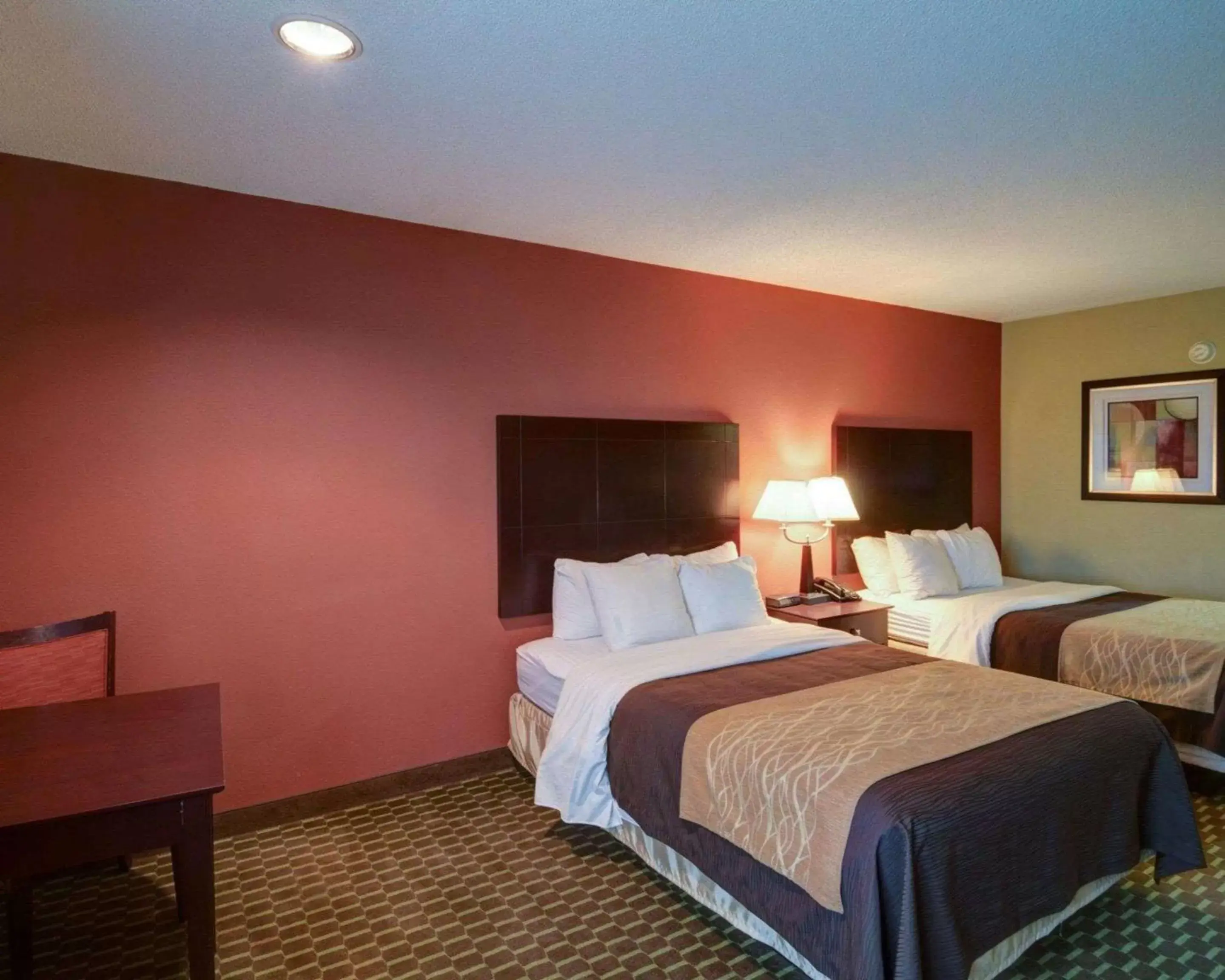 Photo of the whole room, Bed in Quality Inn & Suites Pine Bluff AR