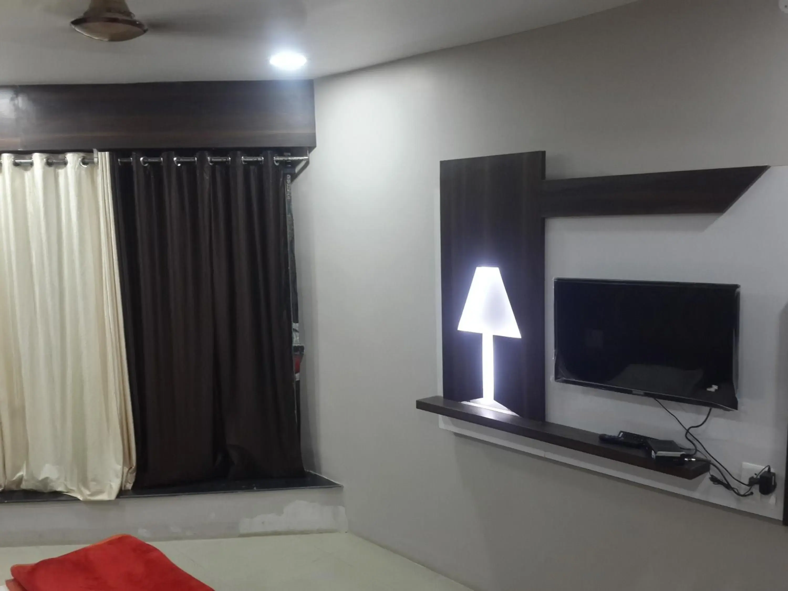 Bedroom, TV/Entertainment Center in Hotel Holiday Era