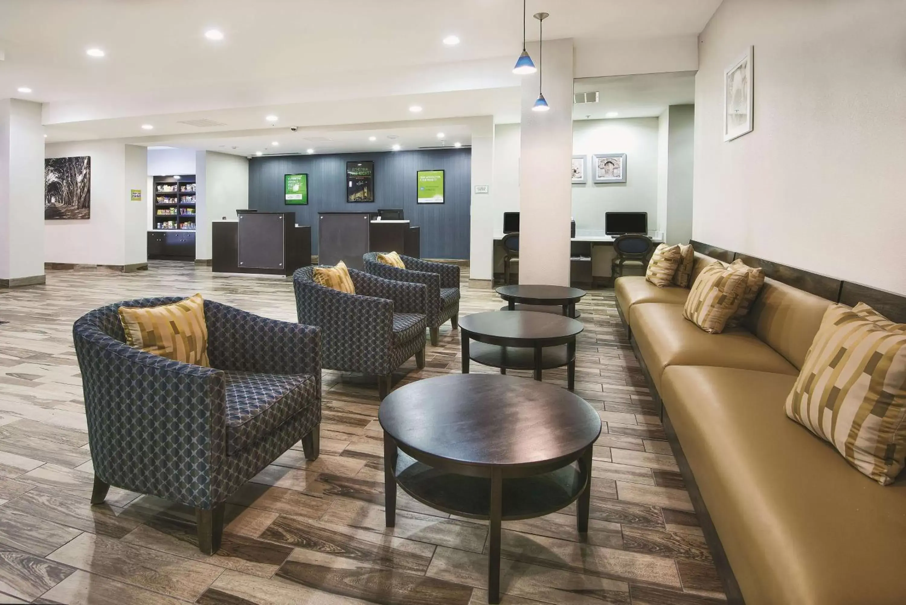 Lobby or reception, Lounge/Bar in La Quinta by Wyndham Karnes City - Kenedy