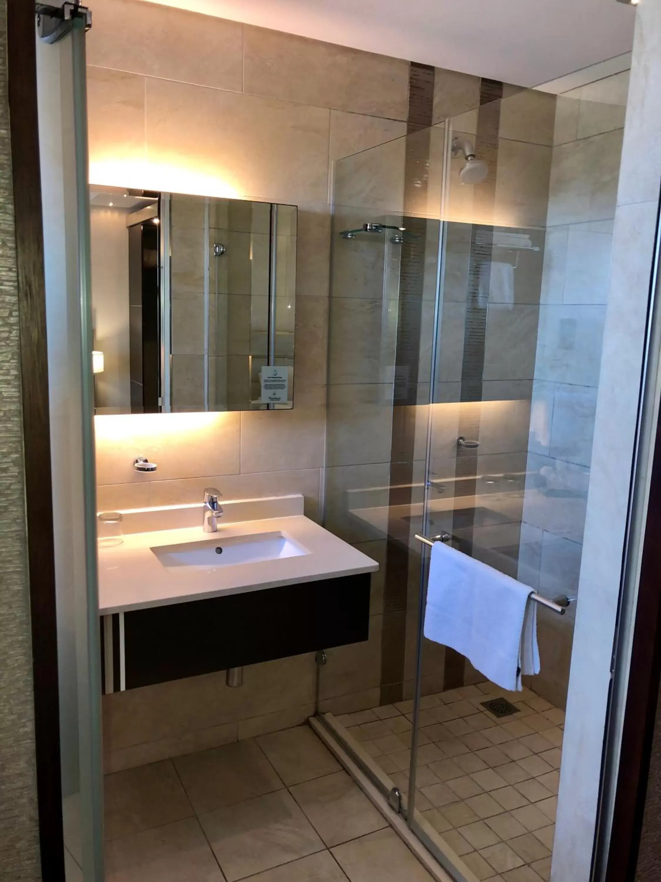 Shower, Bathroom in Coastlands Musgrave Hotel