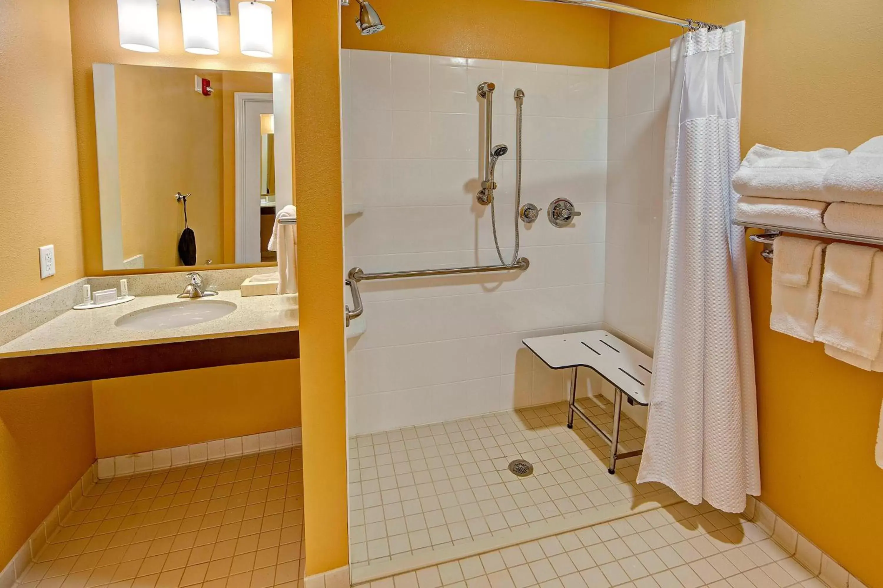 Bathroom in TownePlace Suites by Marriott Hattiesburg