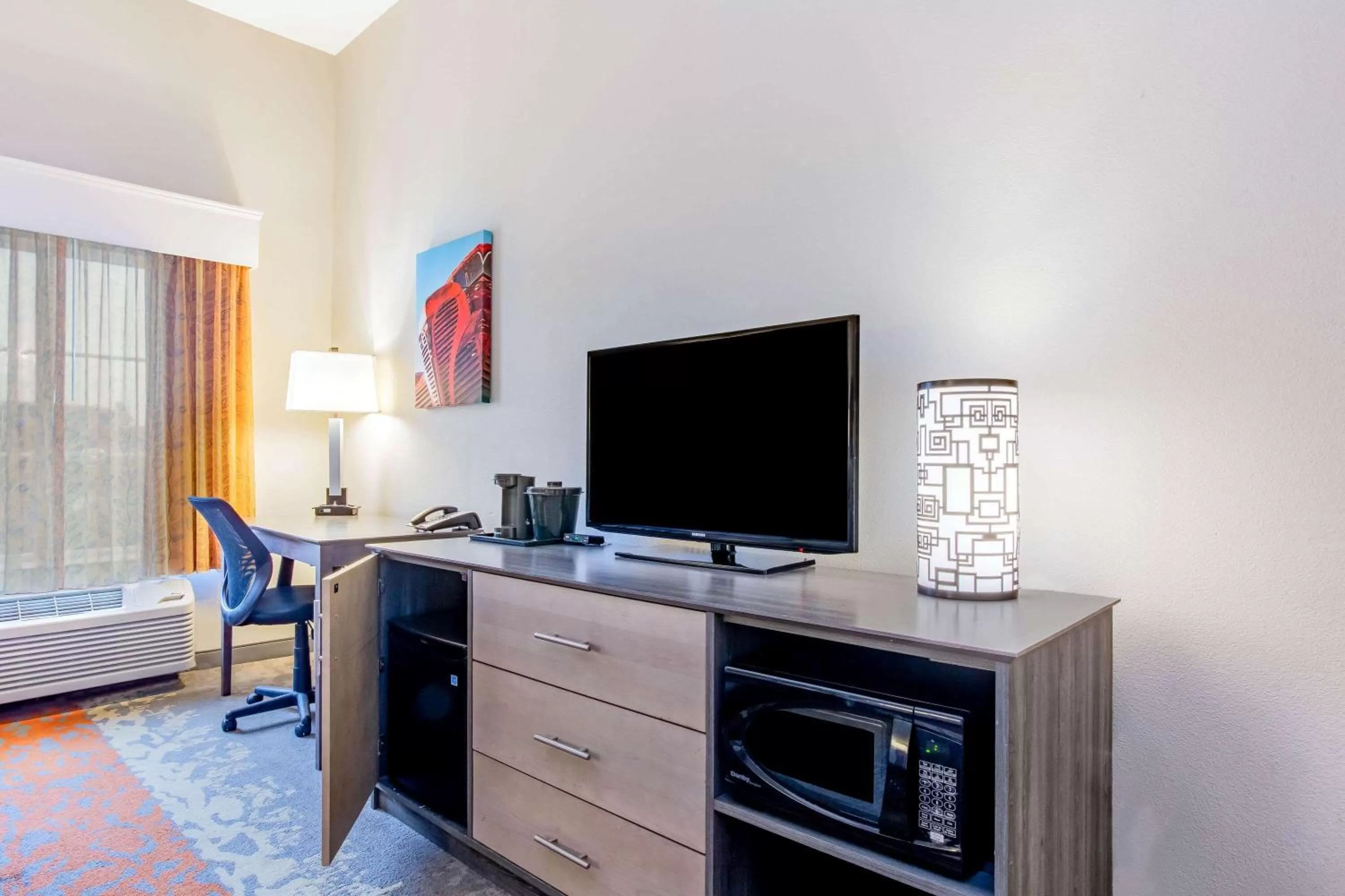 Photo of the whole room in La Quinta by Wyndham Andrews