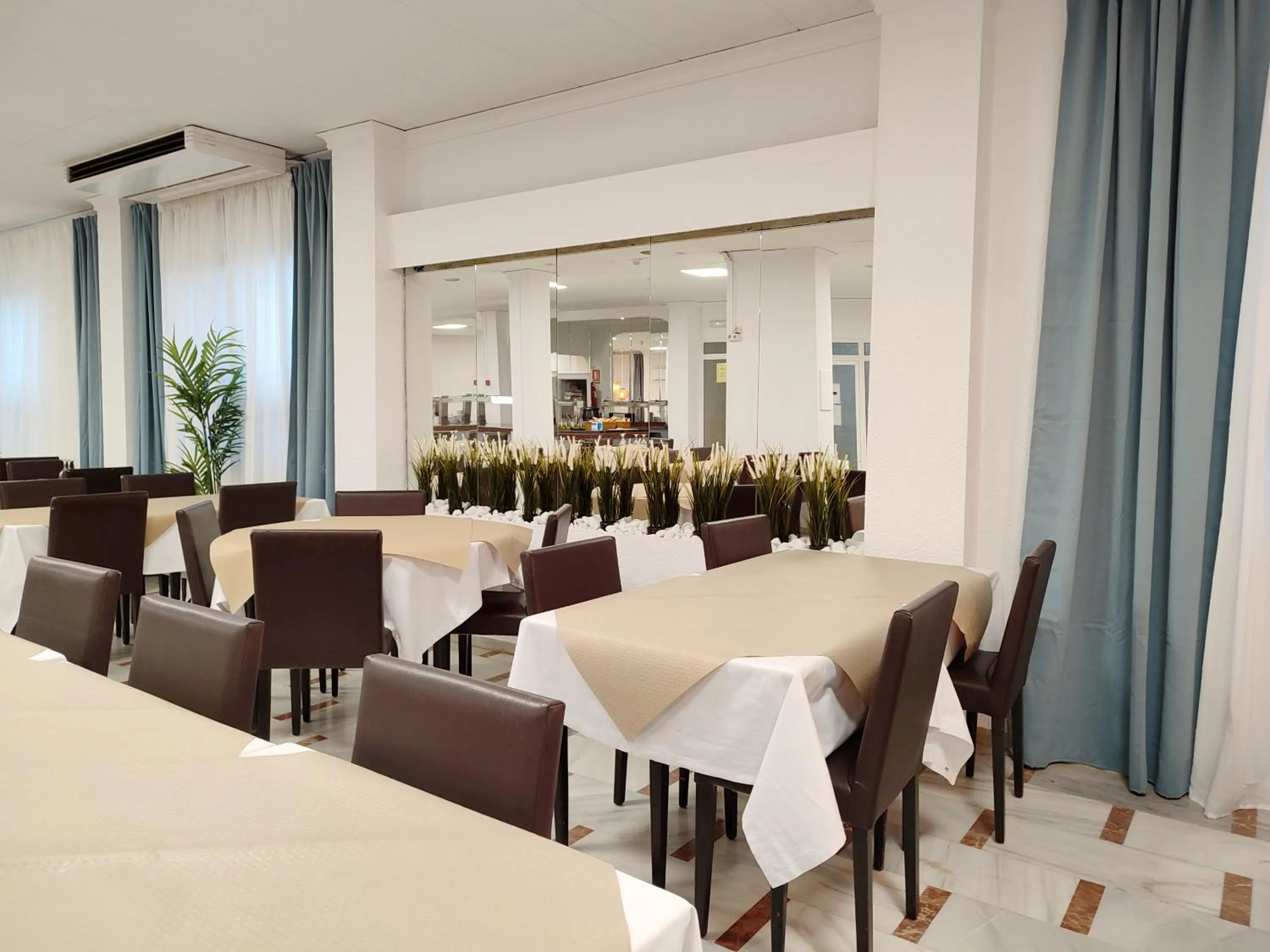 Restaurant/places to eat in Hotel Porto