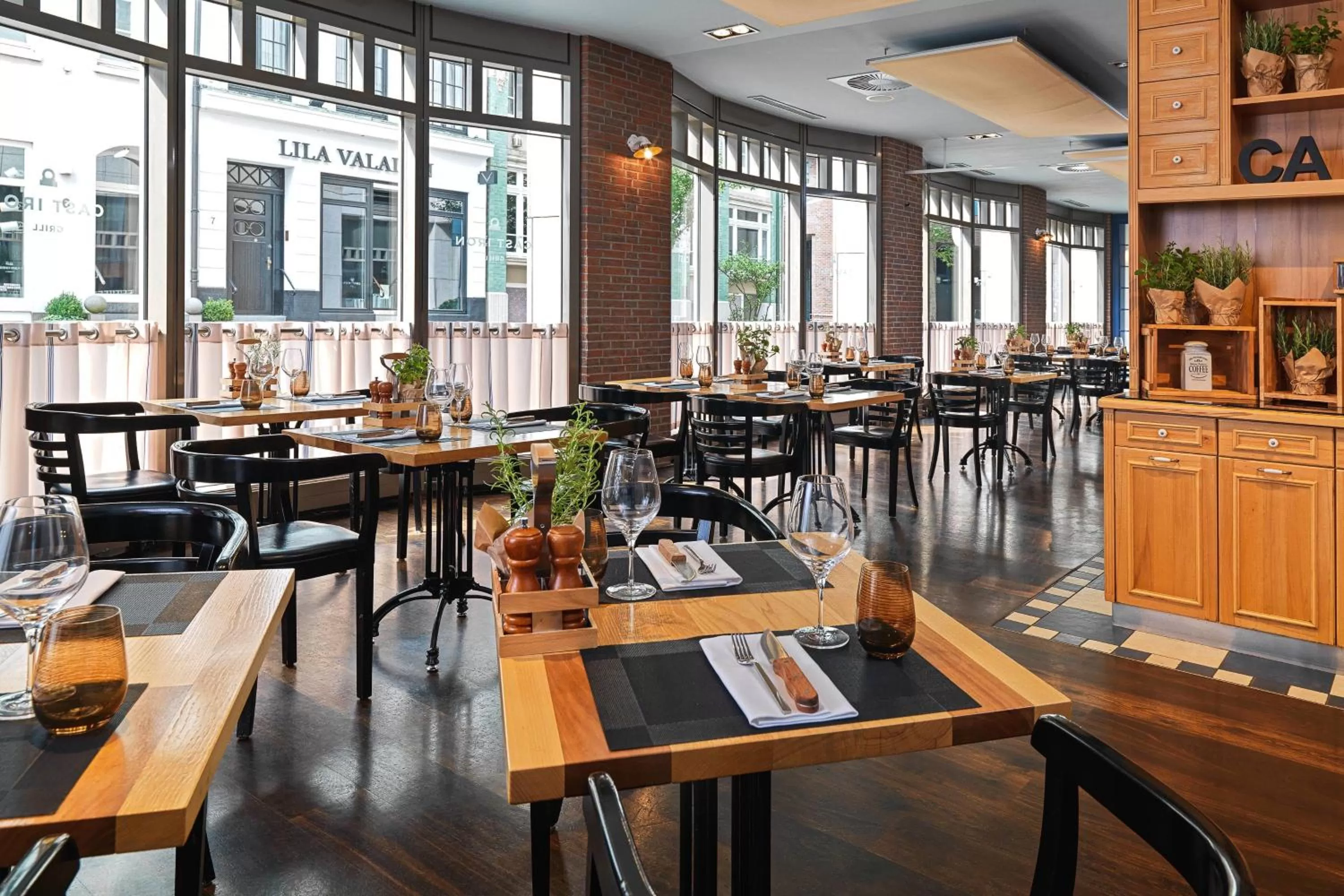 Restaurant/places to eat in Hamburg Marriott Hotel