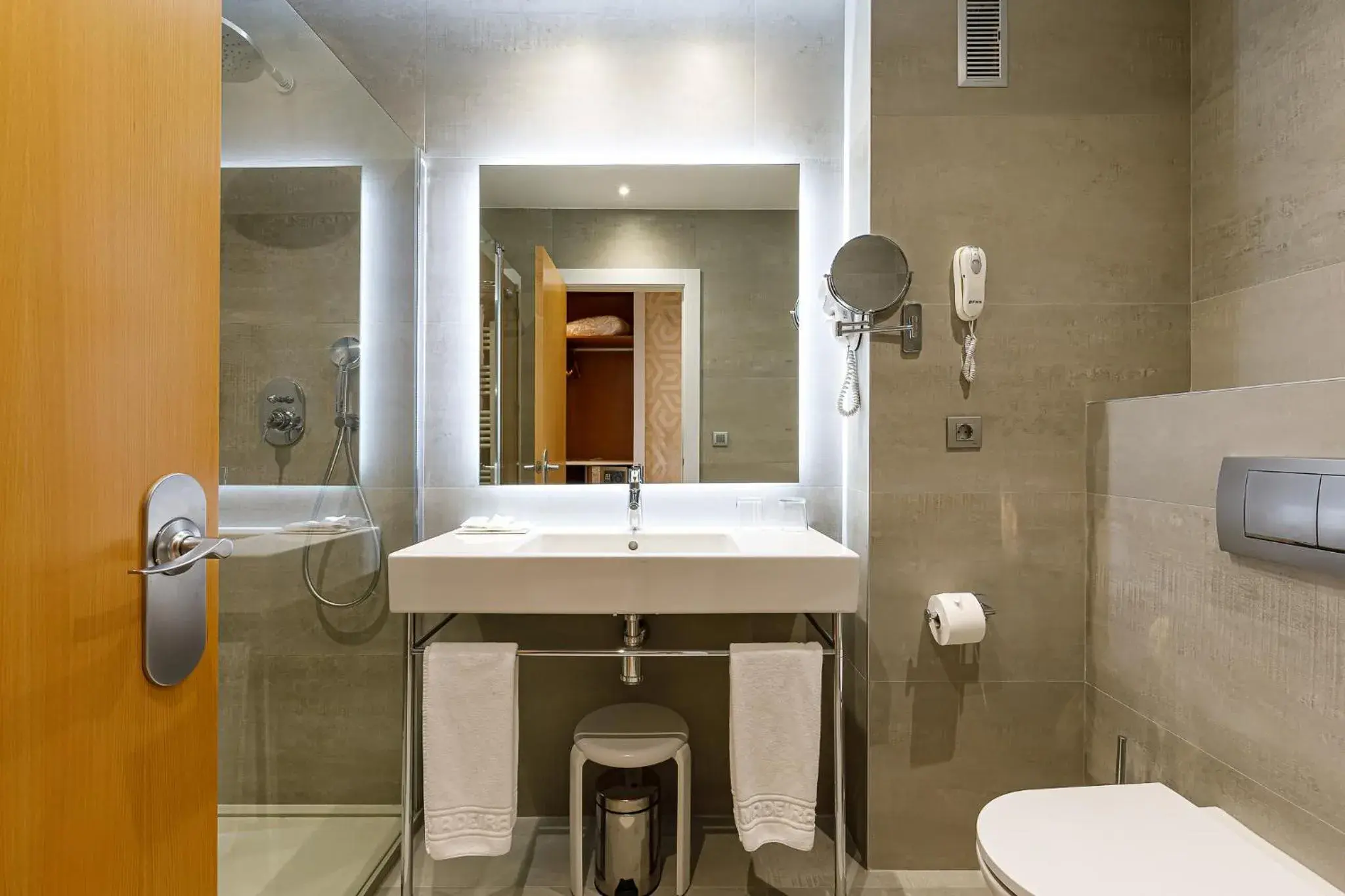 Shower, Bathroom in Hotel Madeira Centro