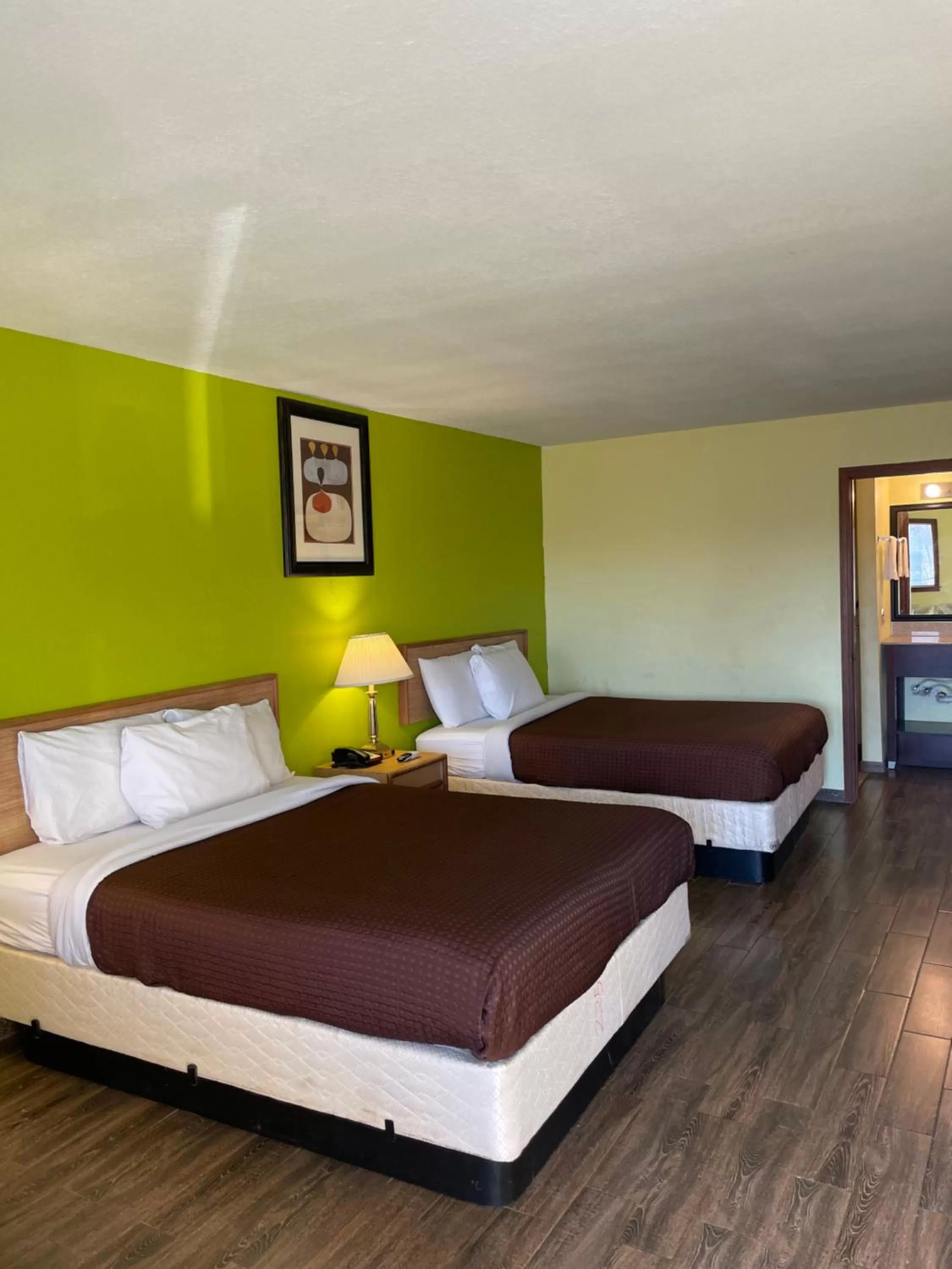 Bedroom, Bed in Linder Motor Lodge